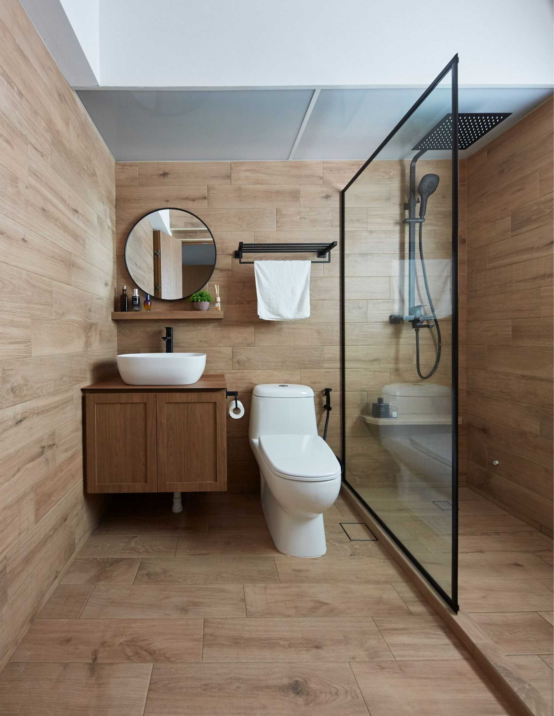 Modern Bathroom with Wood Flooring and Mirror