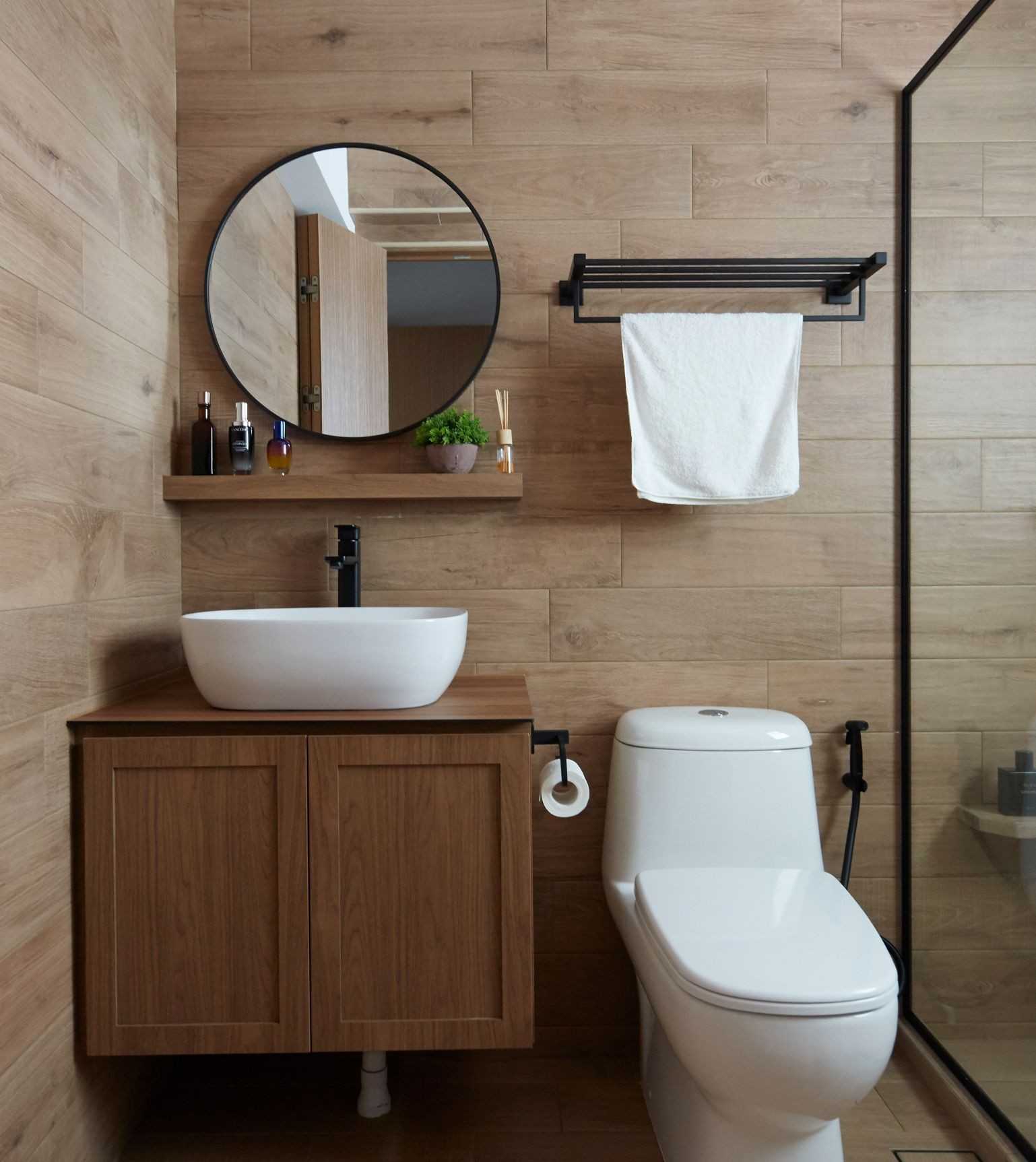 Modern Bathroom with Mirror and Bathroom Storage