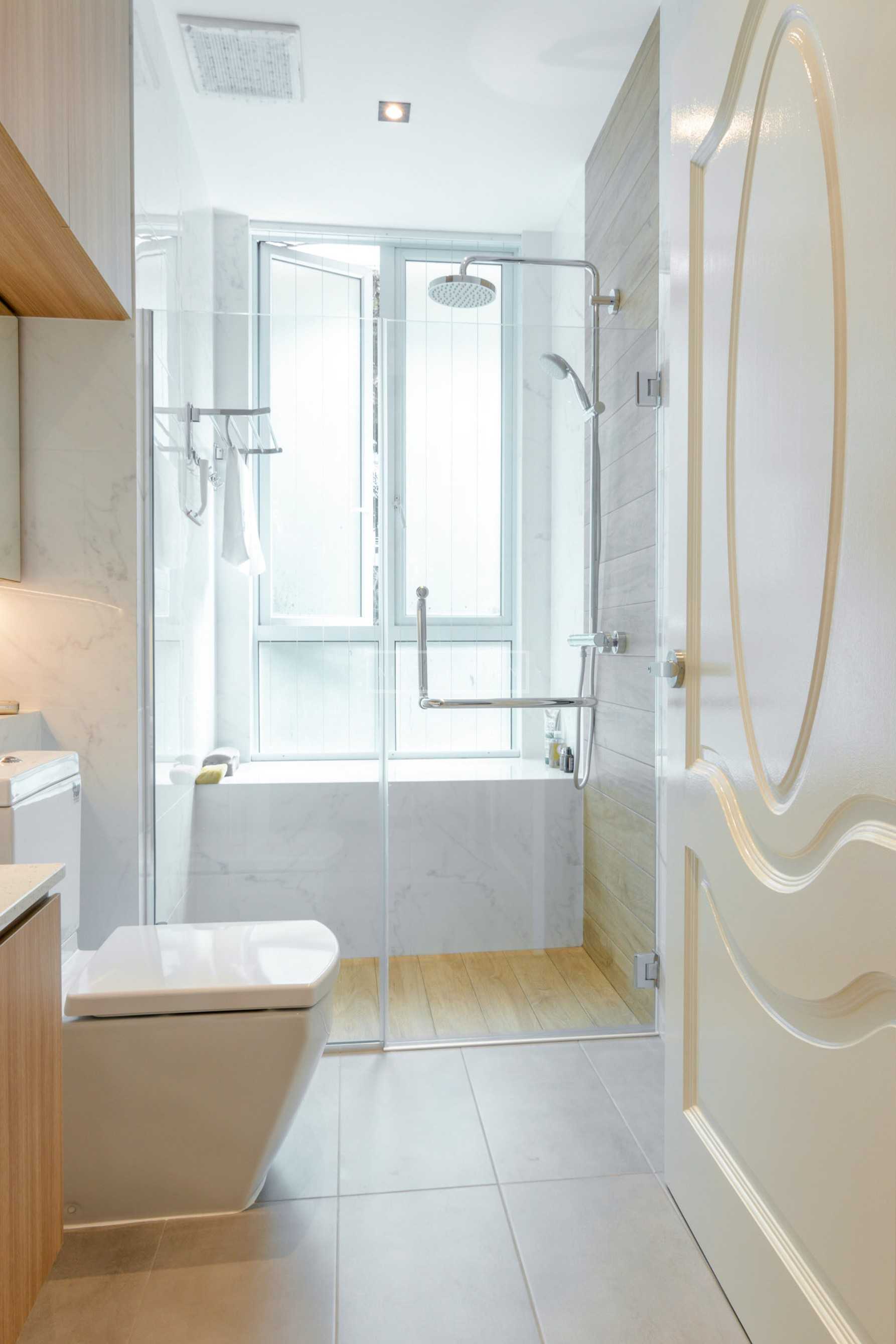 Contemporary Bathroom with Shower Screen and Rainshower