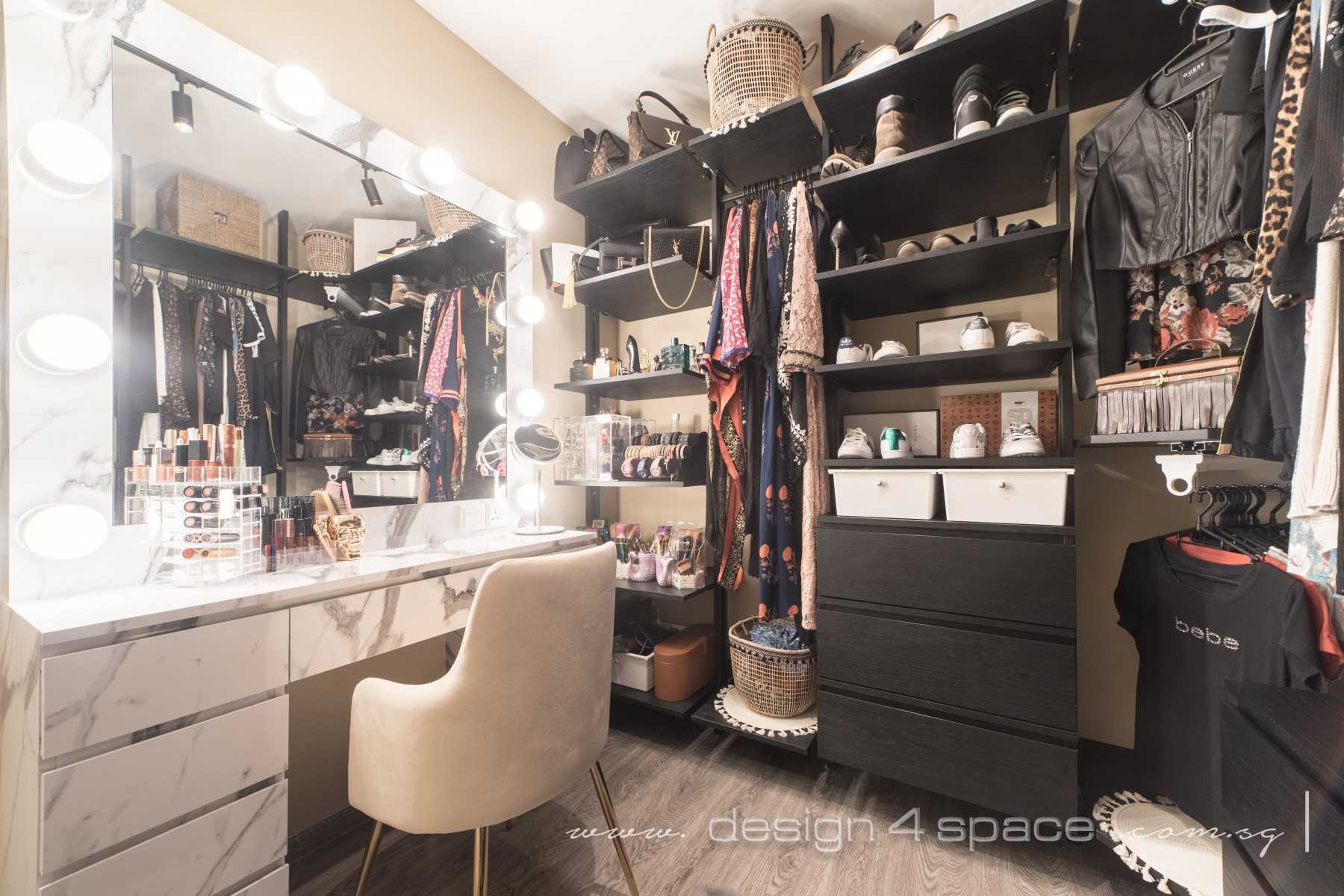 Asian Walk-in Wardrobe with Mirror and Wardrobe