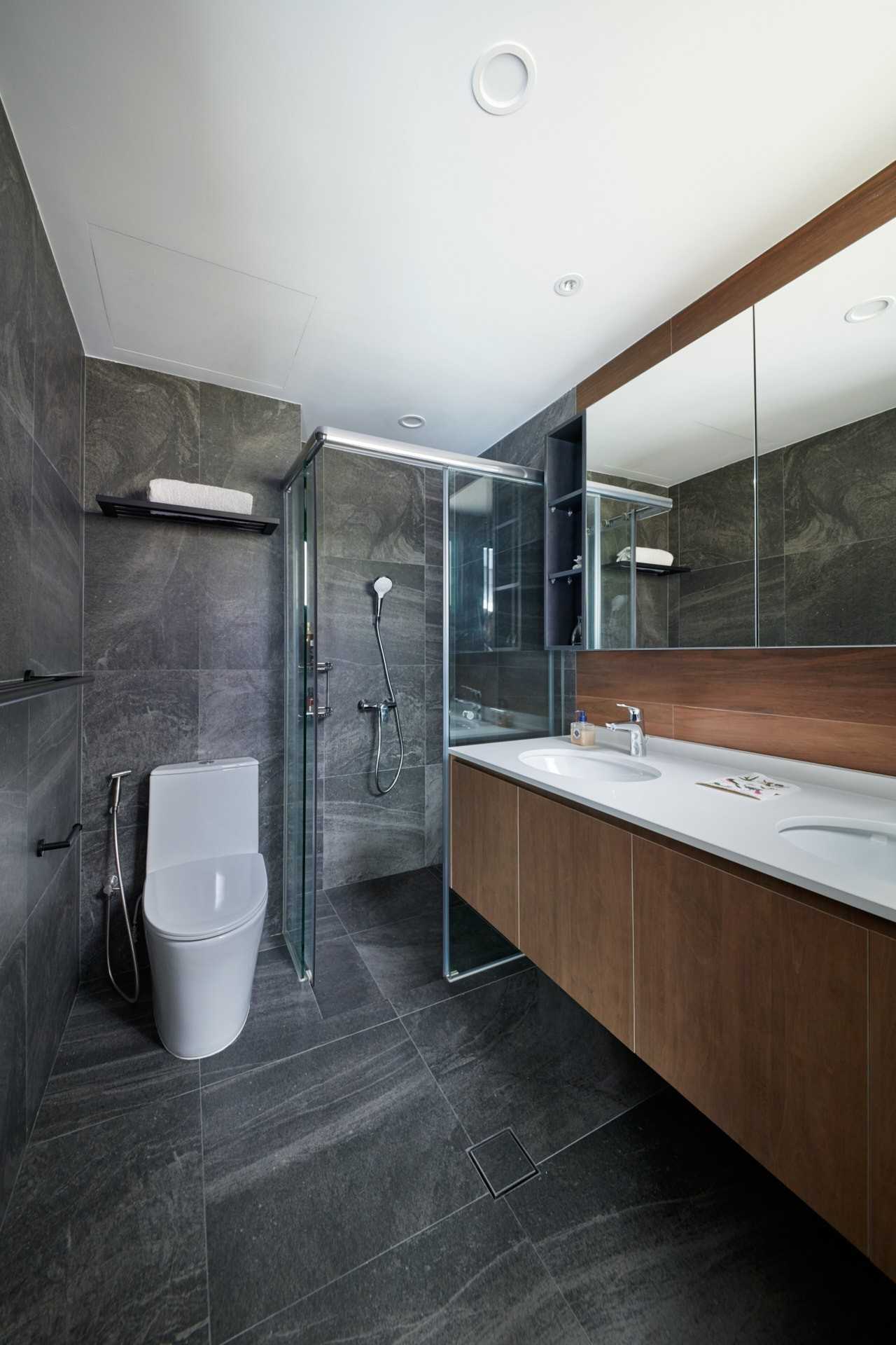 Modern Bathroom with Granite Floor and Mirror