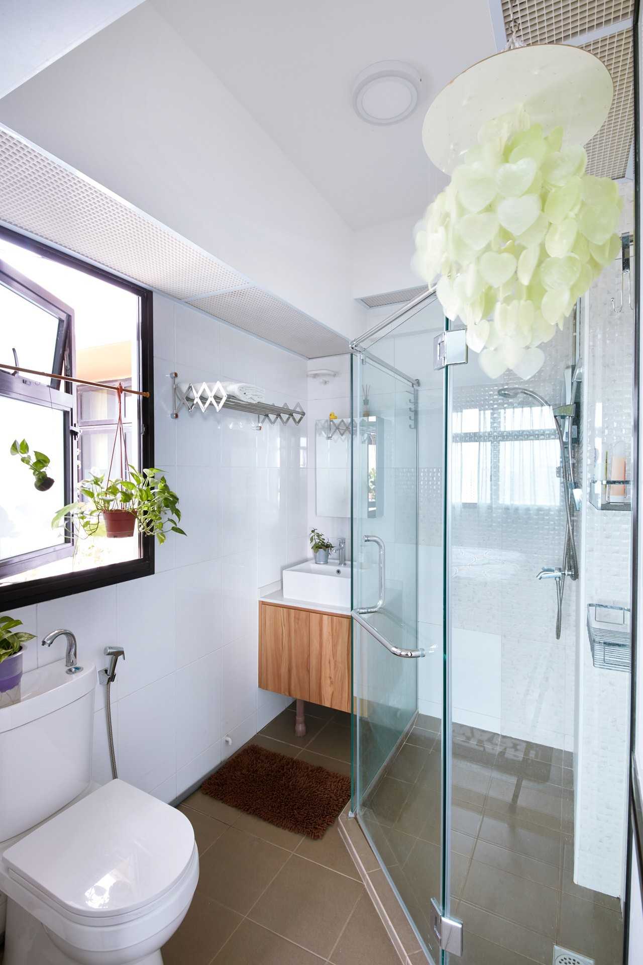 Eclectic Bathroom with Mirror and Planters