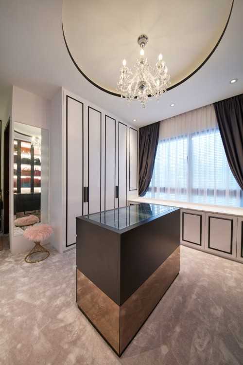 Modern Walk-in Wardrobe at Kerong Walk
