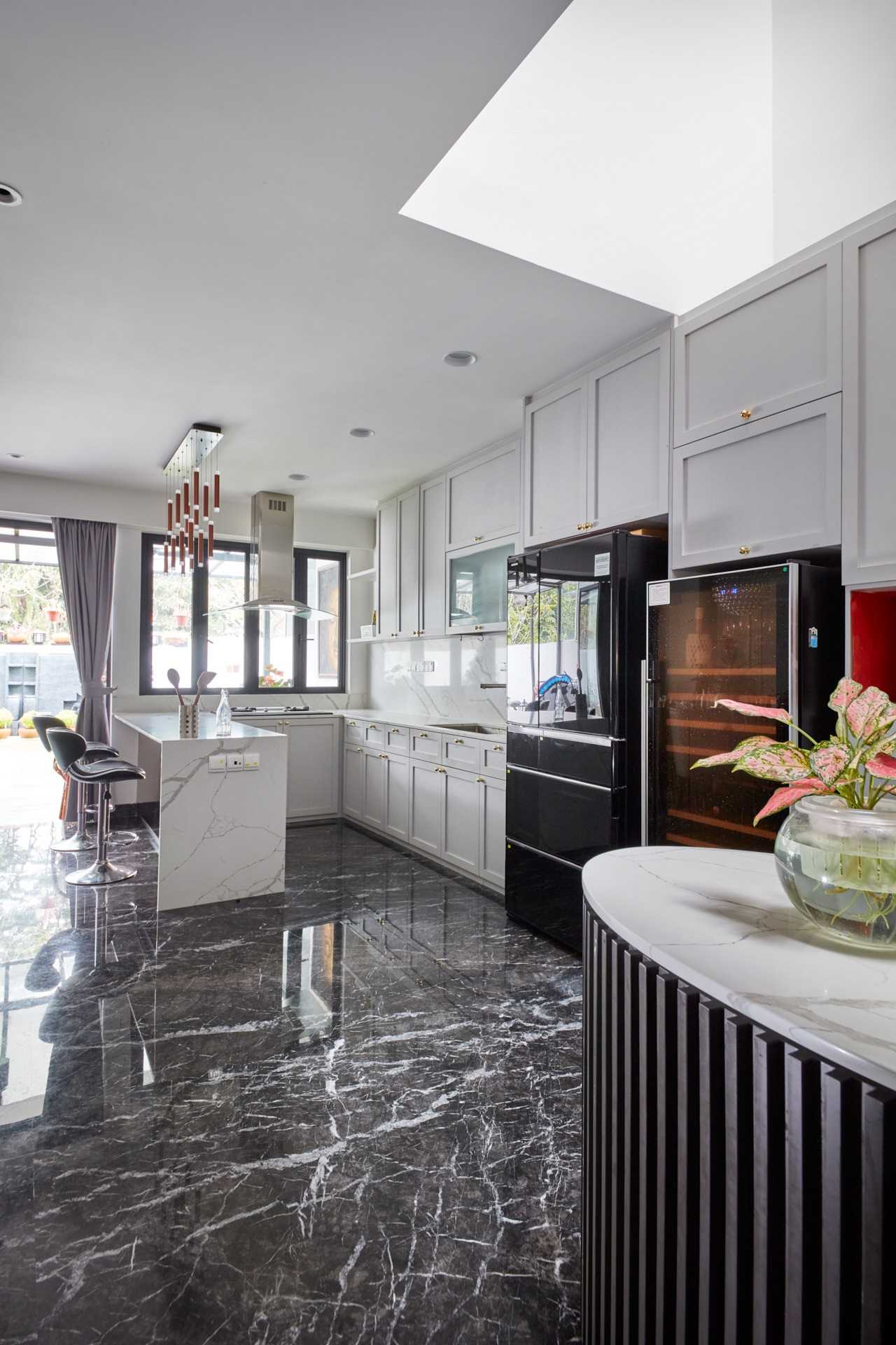 Modern Kitchen with Open Kitchen and Breakfast Counter
