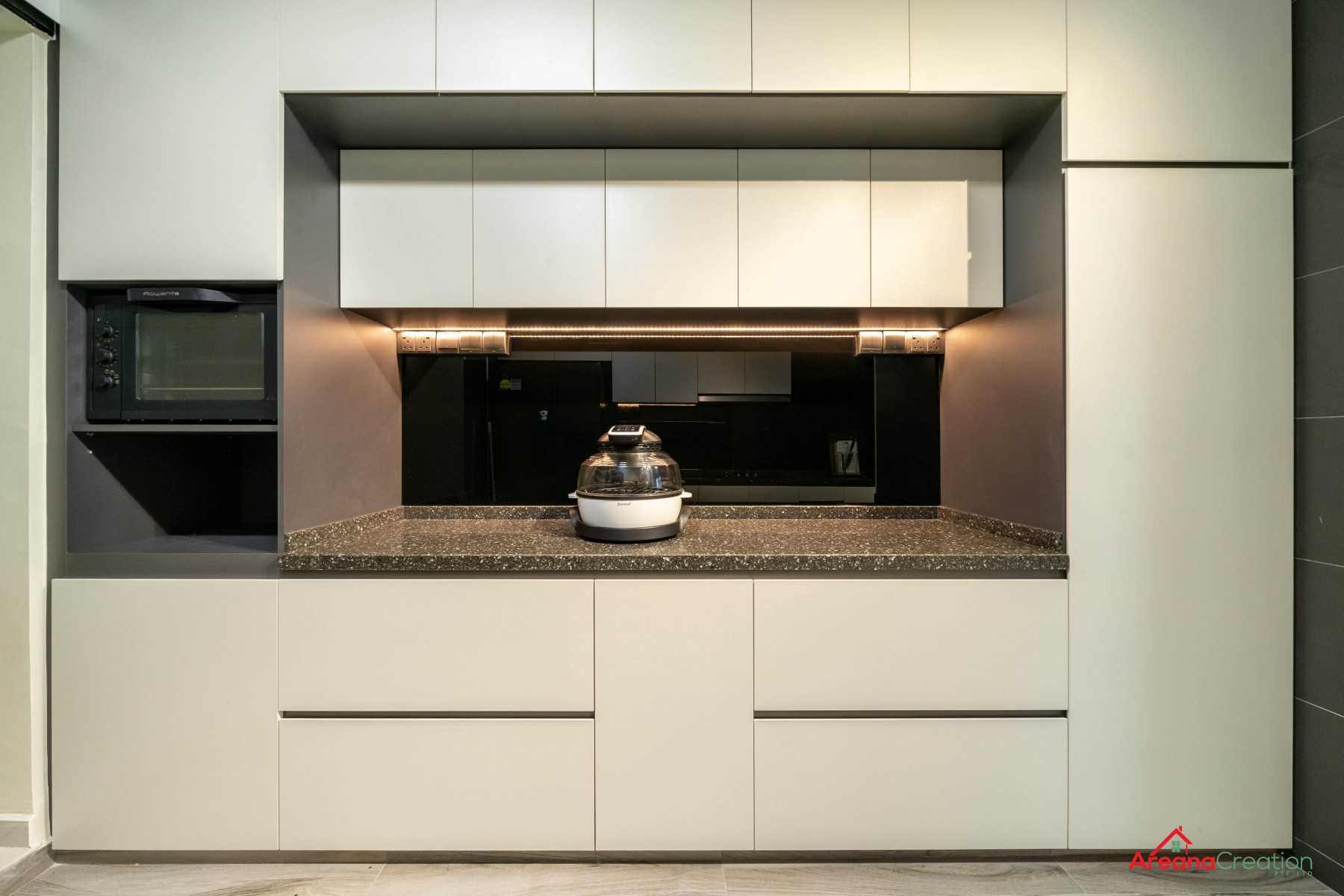 Contemporary Kitchen with Vinyl Flooring and Homogeneous Tiles
