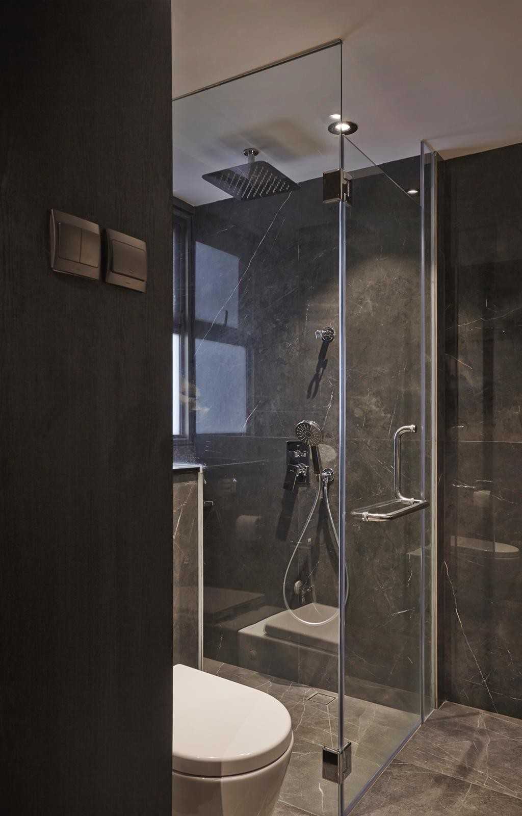 Contemporary Bathroom with Shower Screen and Rainshower