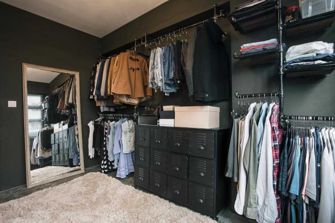 Industrial Walk-in Wardrobe with Mirror and Wardrobe