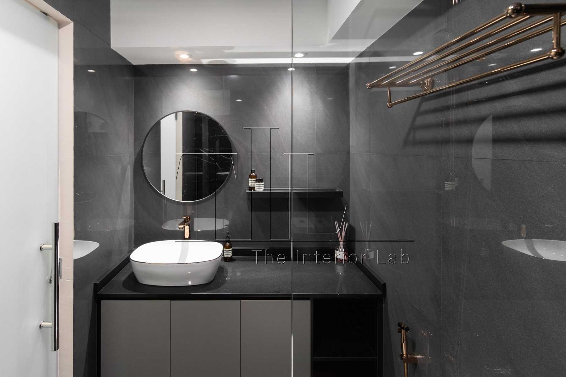 Contemporary Bathroom with Homogeneous Tiles and Mirror