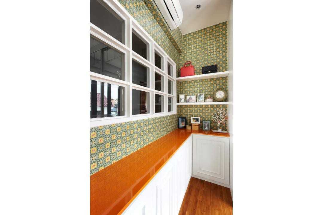 Eclectic Hallway with Small Storage and Porcelain Tiles