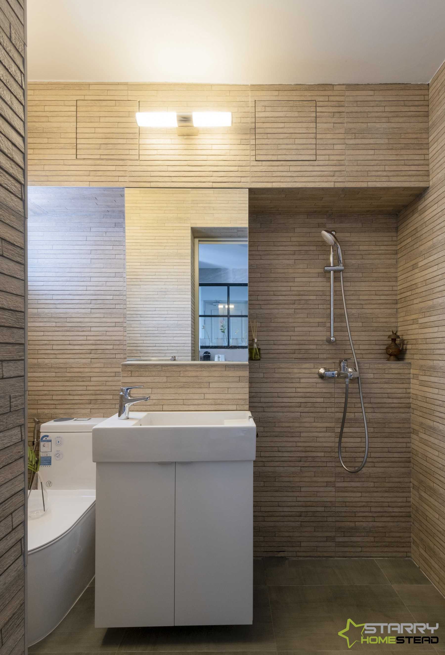 Modern Bathroom with Mirror and Vanity Counter