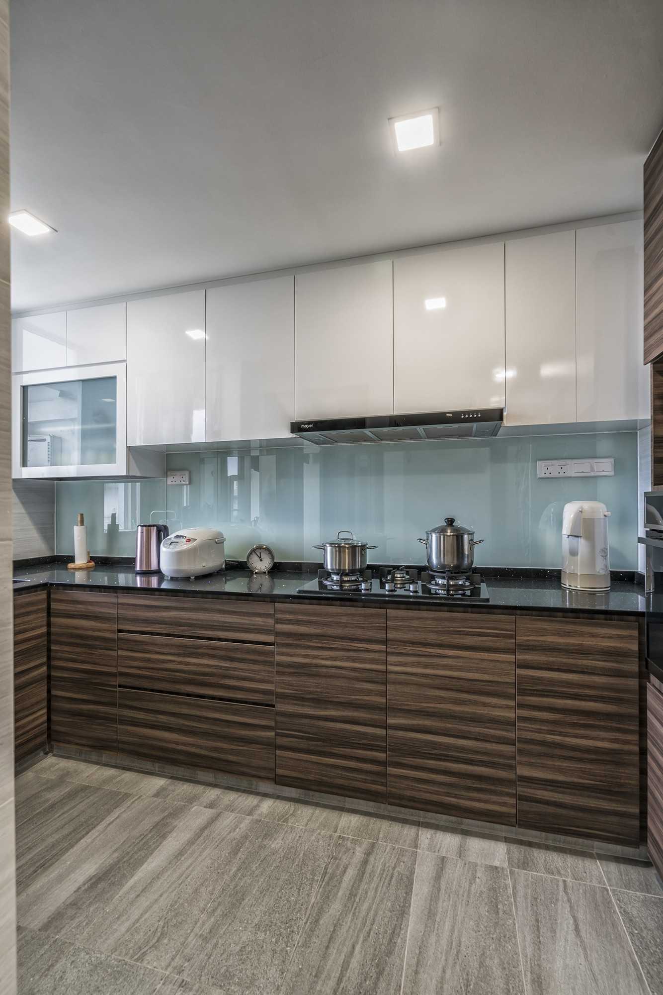 Modern Kitchen with Countertop and Homogeneous Tiles
