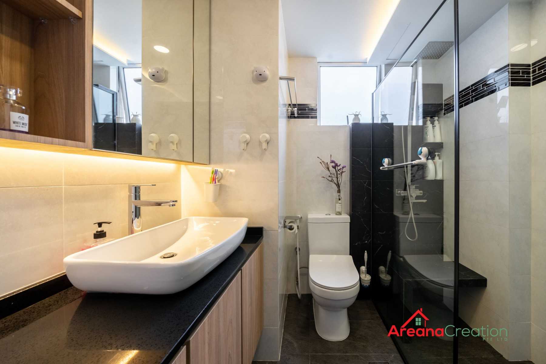 Contemporary Bathroom with Bathtub and Shower Screen
