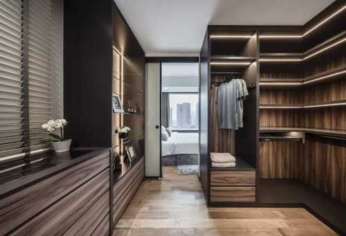 Contemporary Walk-in Wardrobe at Concourse Skyline @ Beach Road