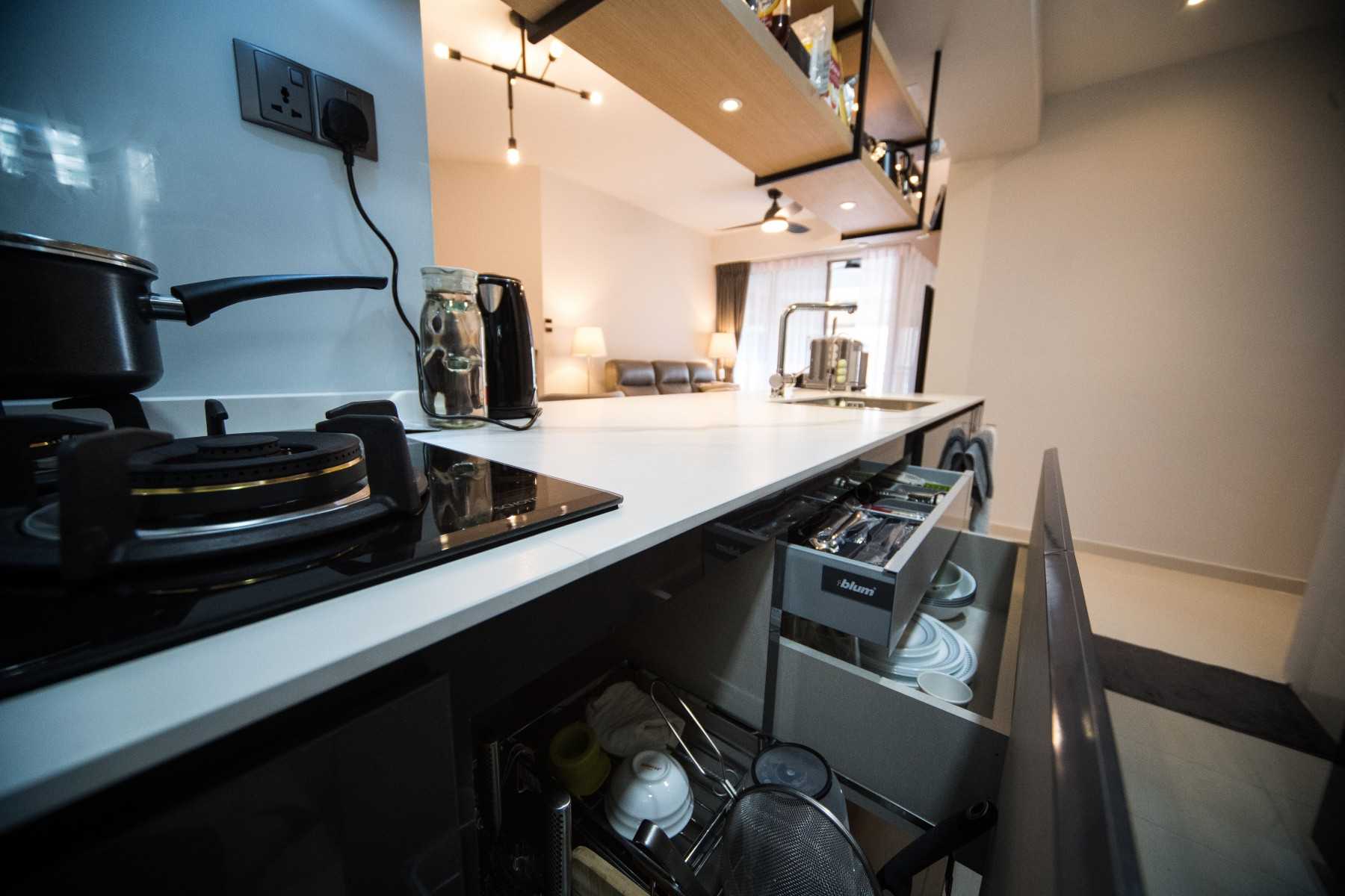 Contemporary Kitchen with Open Kitchen and Kitchen Backsplash
