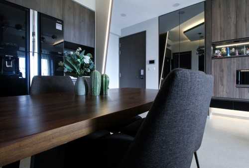 Modern Dining Room at Inz Residence