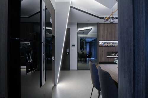 Modern Entryway at Inz Residence
