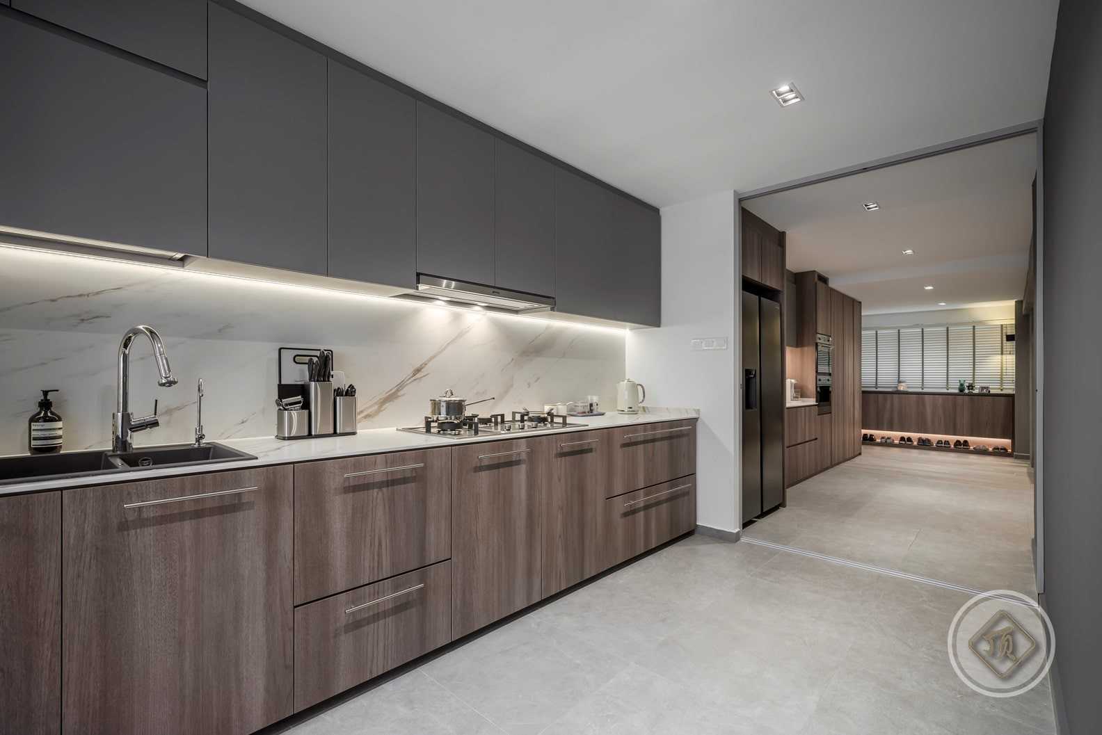 Modern Kitchen with Open Kitchen and Breakfast Counter