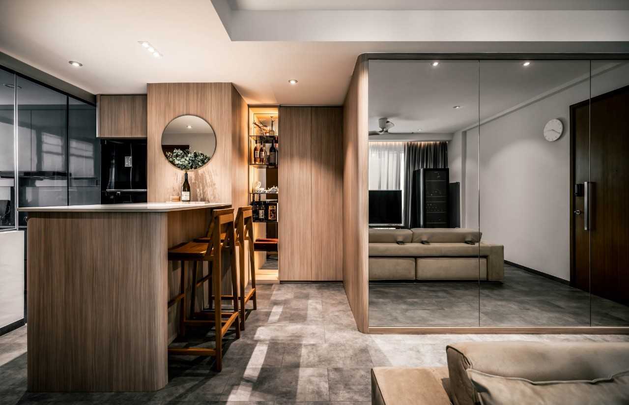 Scandinavian Dining Room with Mirror and Dining Table