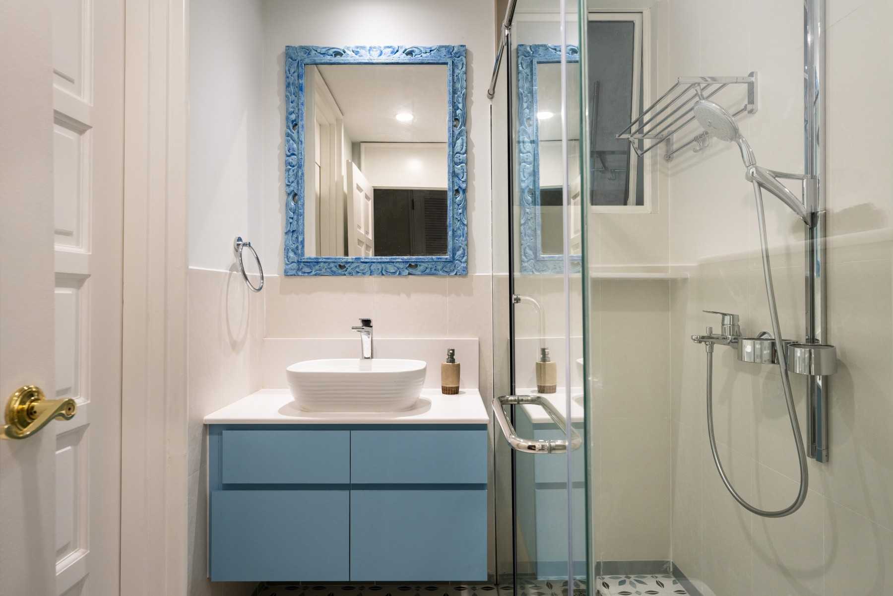 Modern Bathroom with Countertop and Homogeneous Tiles