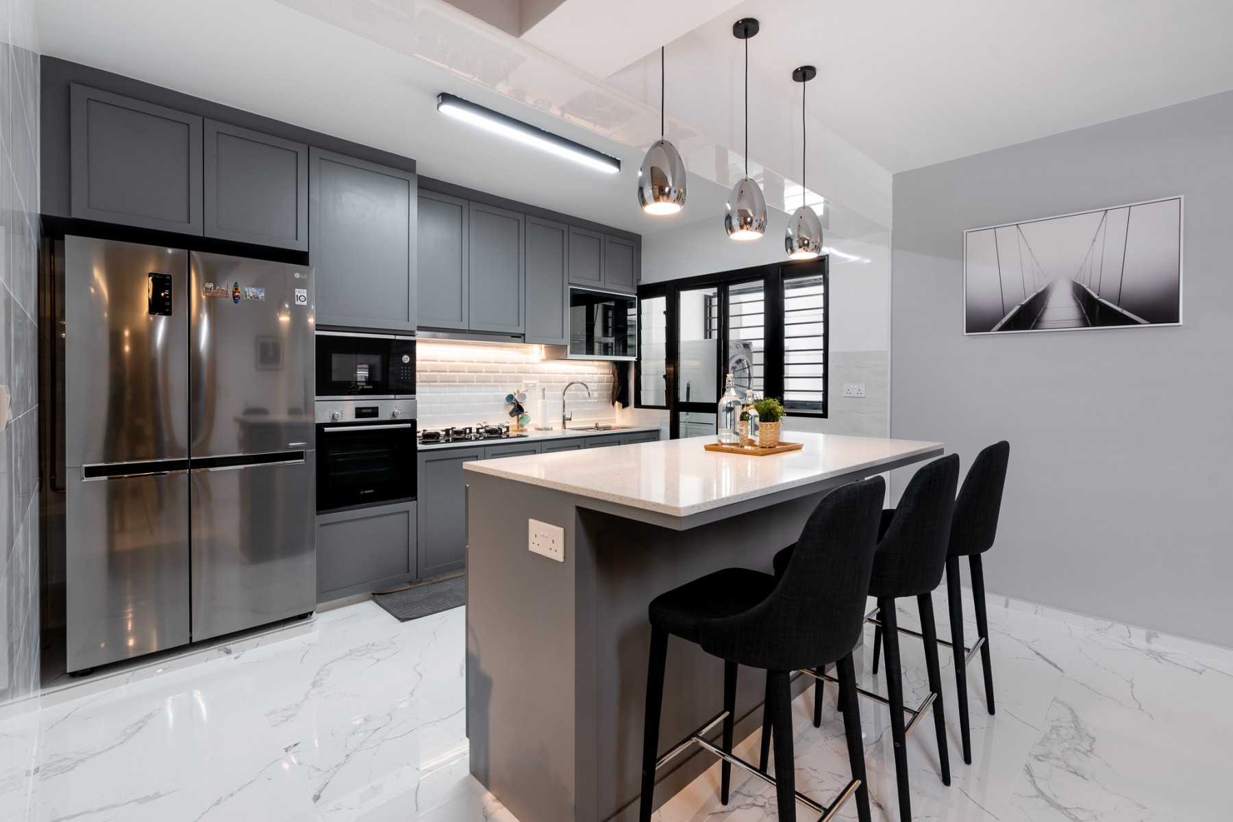 Contemporary Kitchen with Open Kitchen and Breakfast Counter