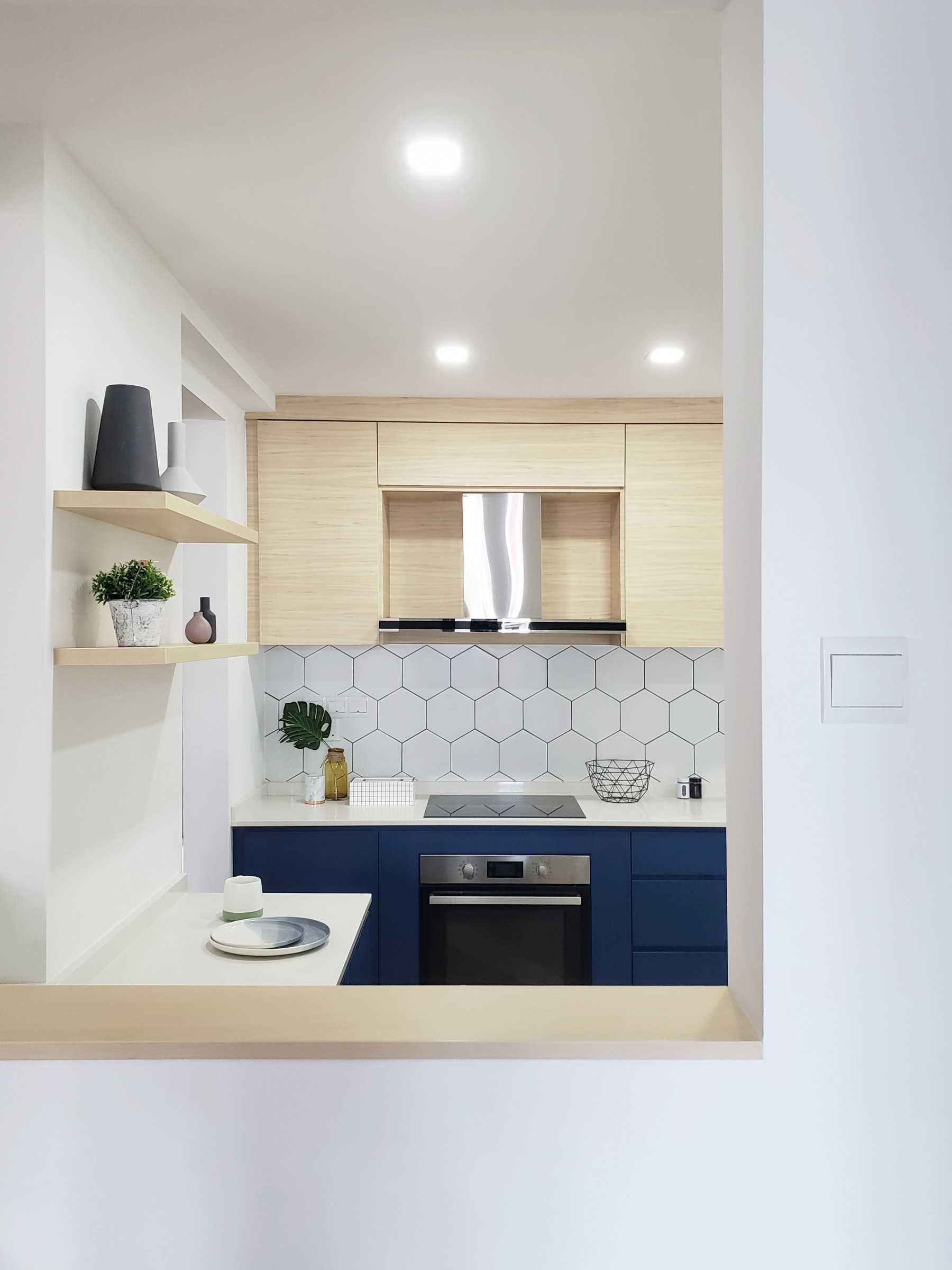 Modern Kitchen with Countertop and Kitchen Backsplash