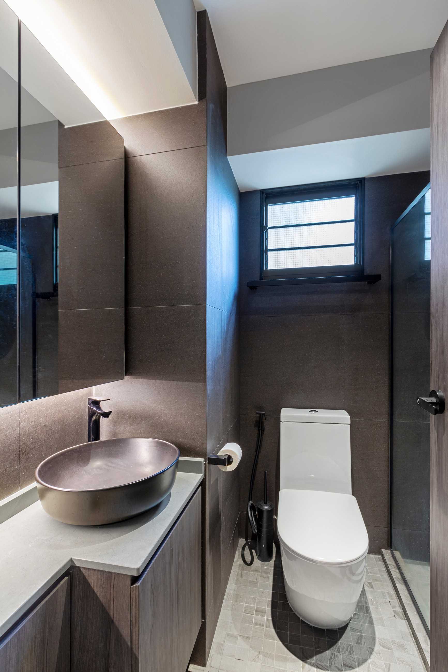Minimalist Bathroom with Countertop and Homogeneous Tiles