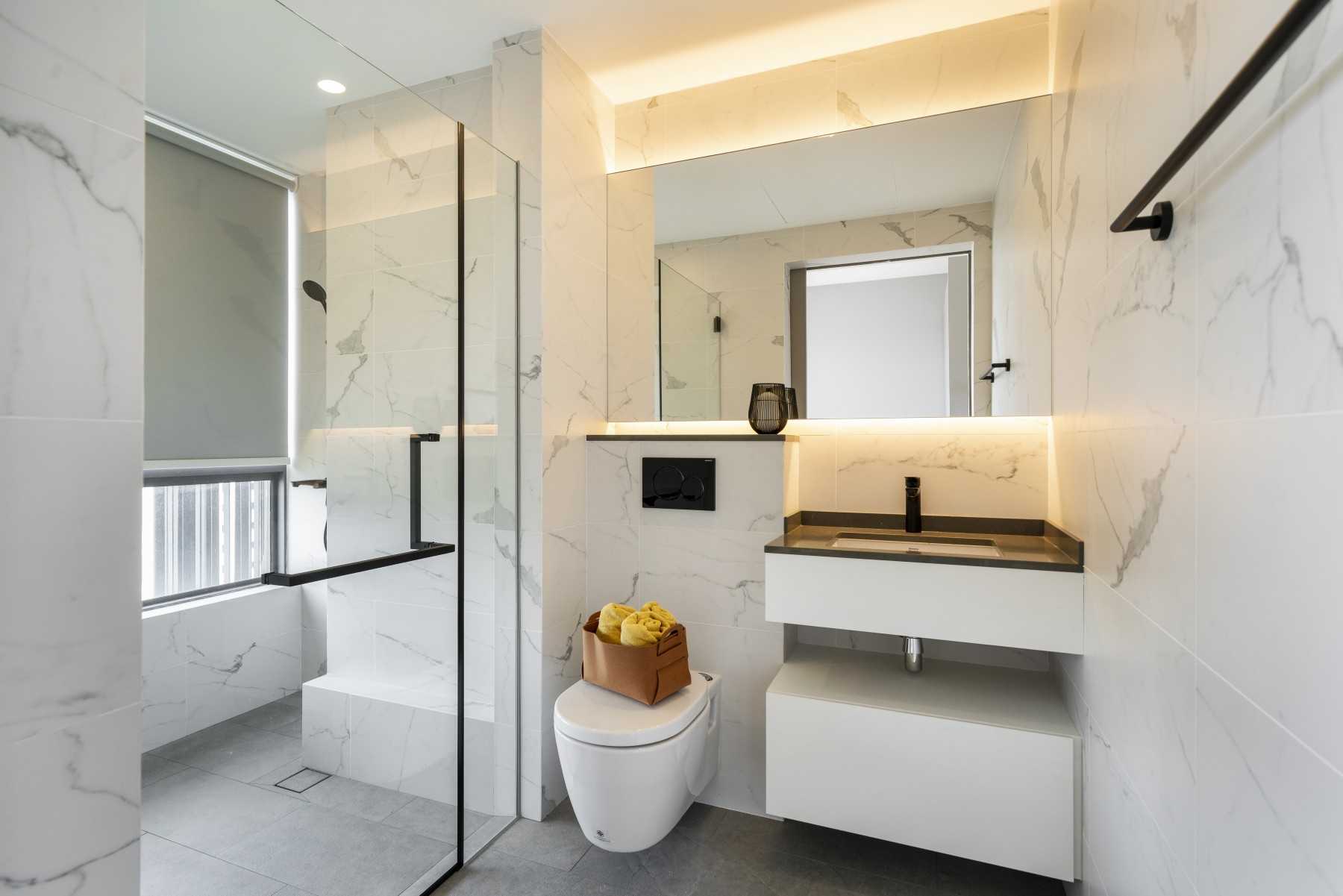 Contemporary Bathroom with Countertop and Homogeneous Tiles