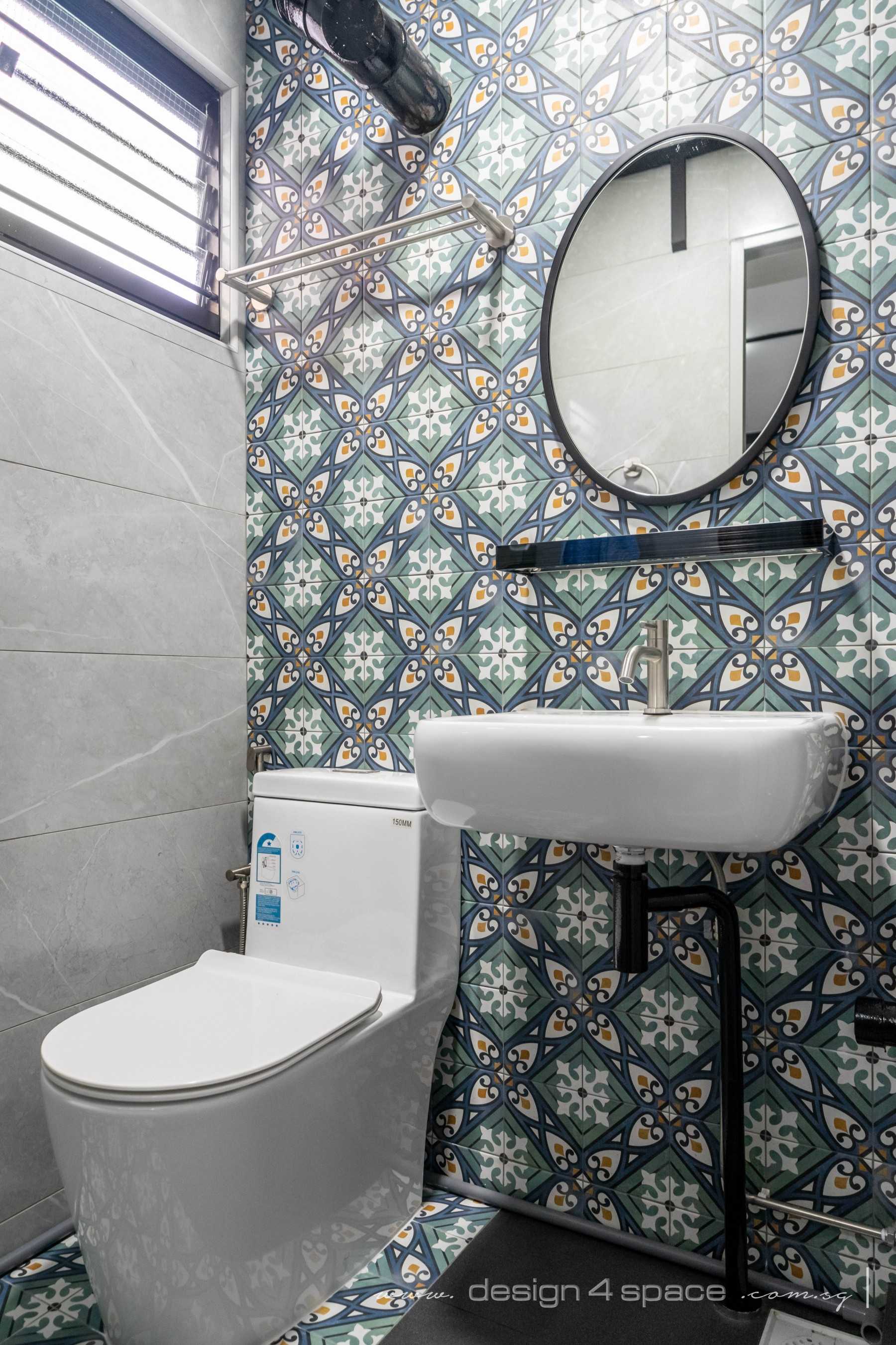Industrial Bathroom with Homogeneous Tiles and Shower Screen