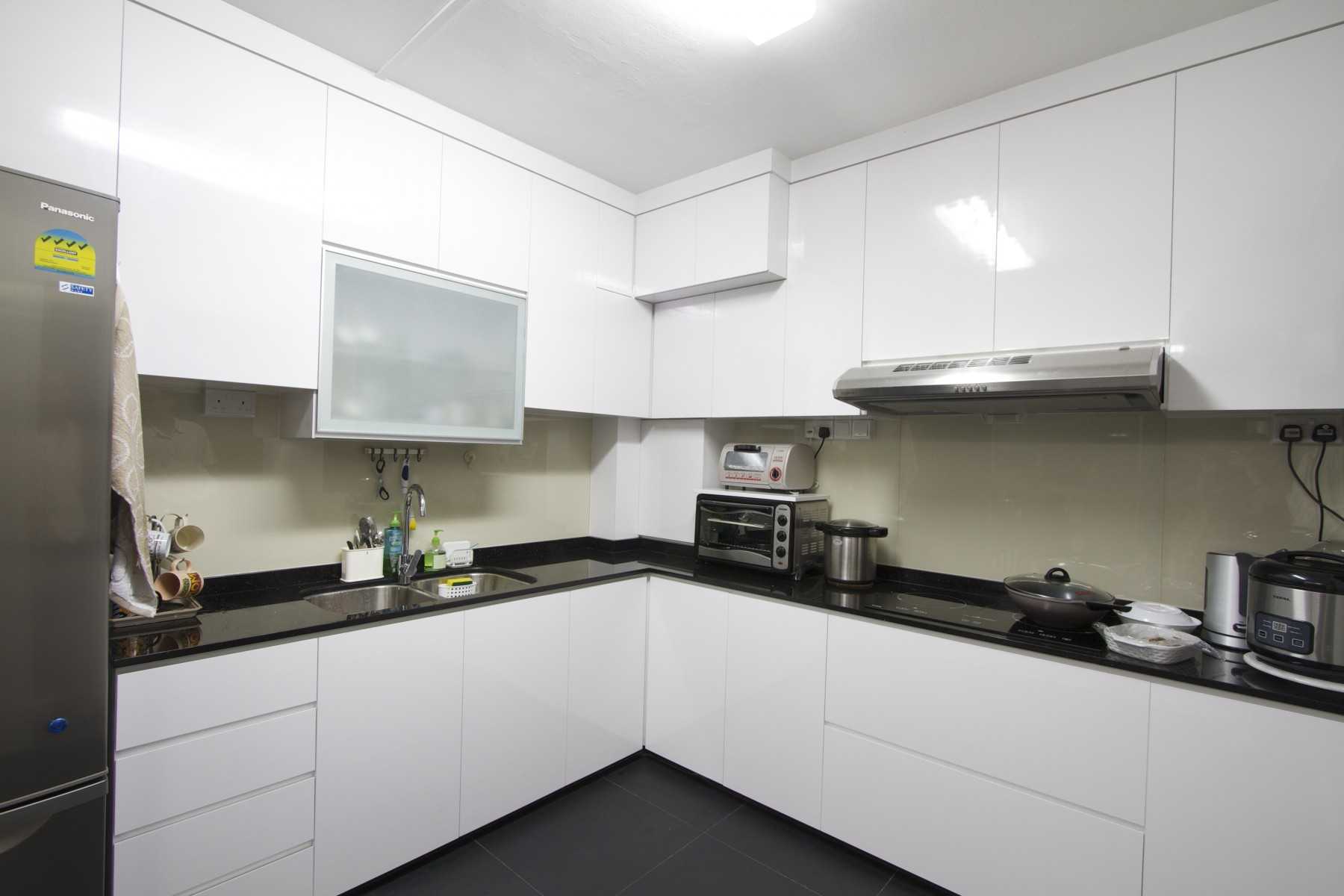 Modern Kitchen with Countertop and Homogeneous Tiles