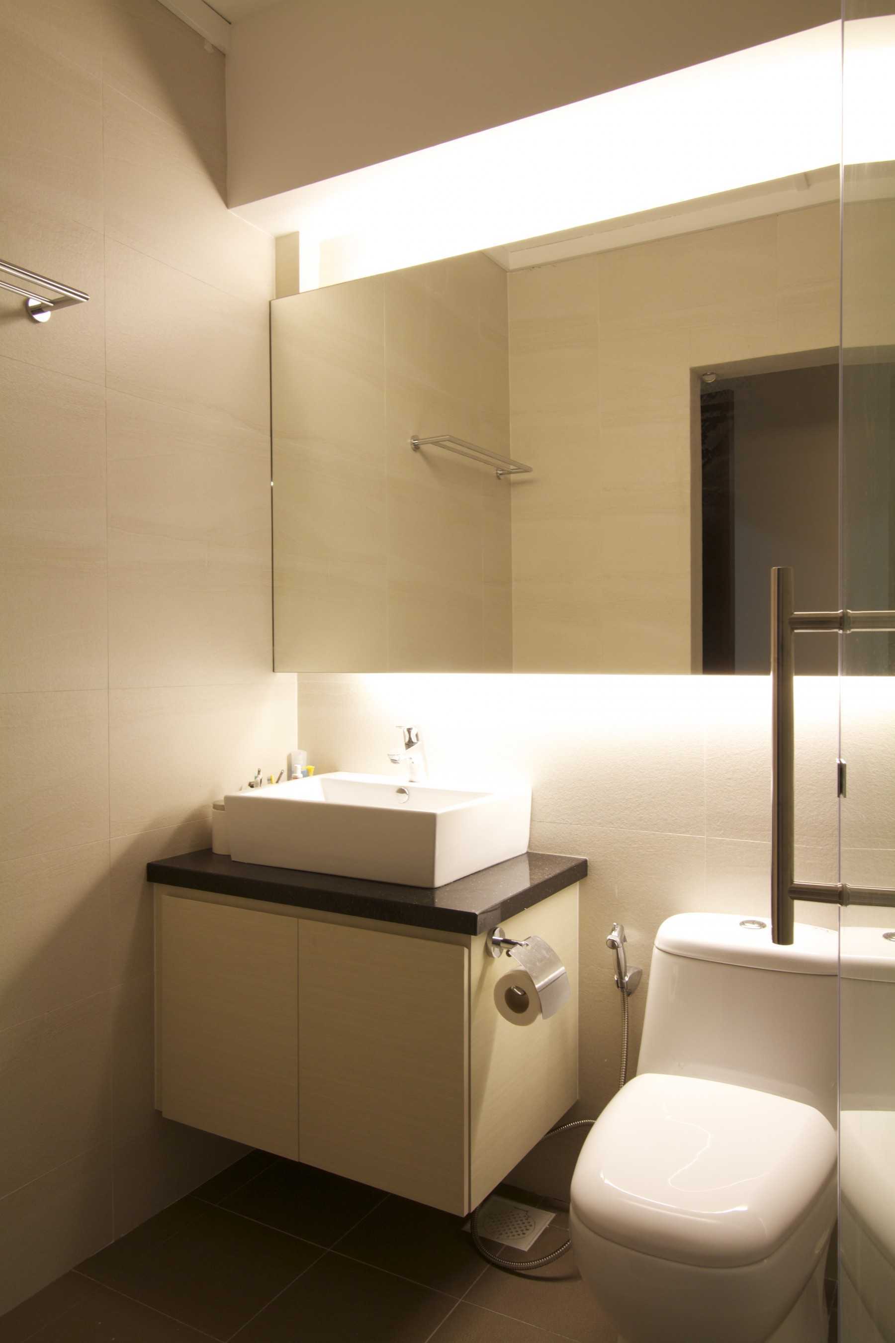 Modern Bathroom with Countertop and Homogeneous Tiles