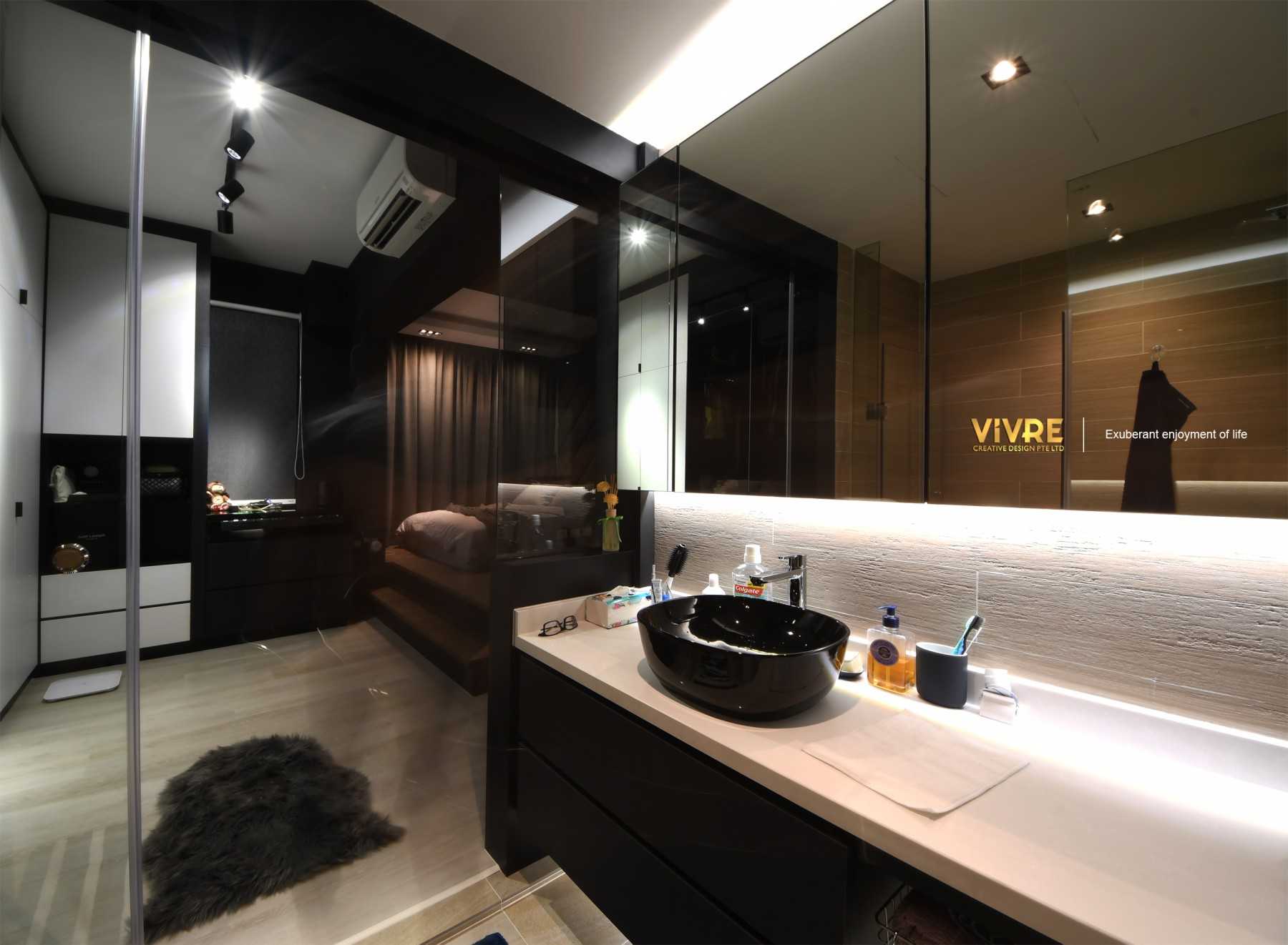 Modern Bathroom with Countertop and Homogeneous Tiles