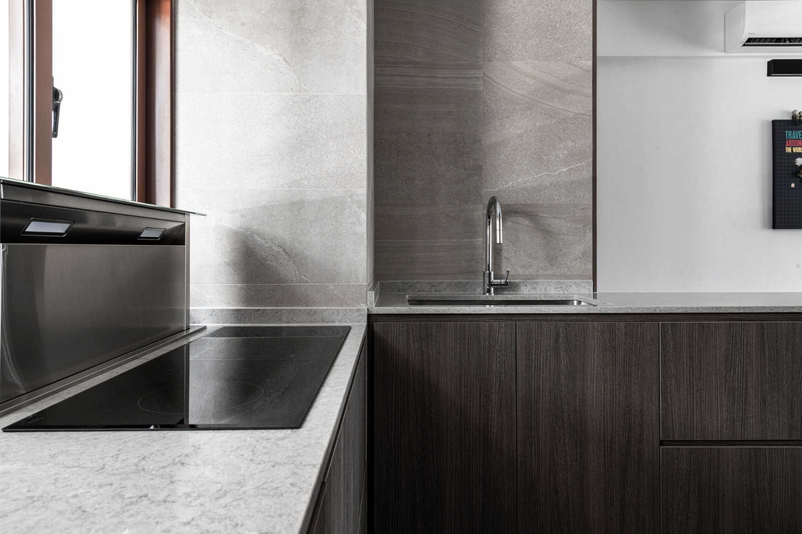 Modern Kitchen with Open Kitchen and Kitchen Accessories