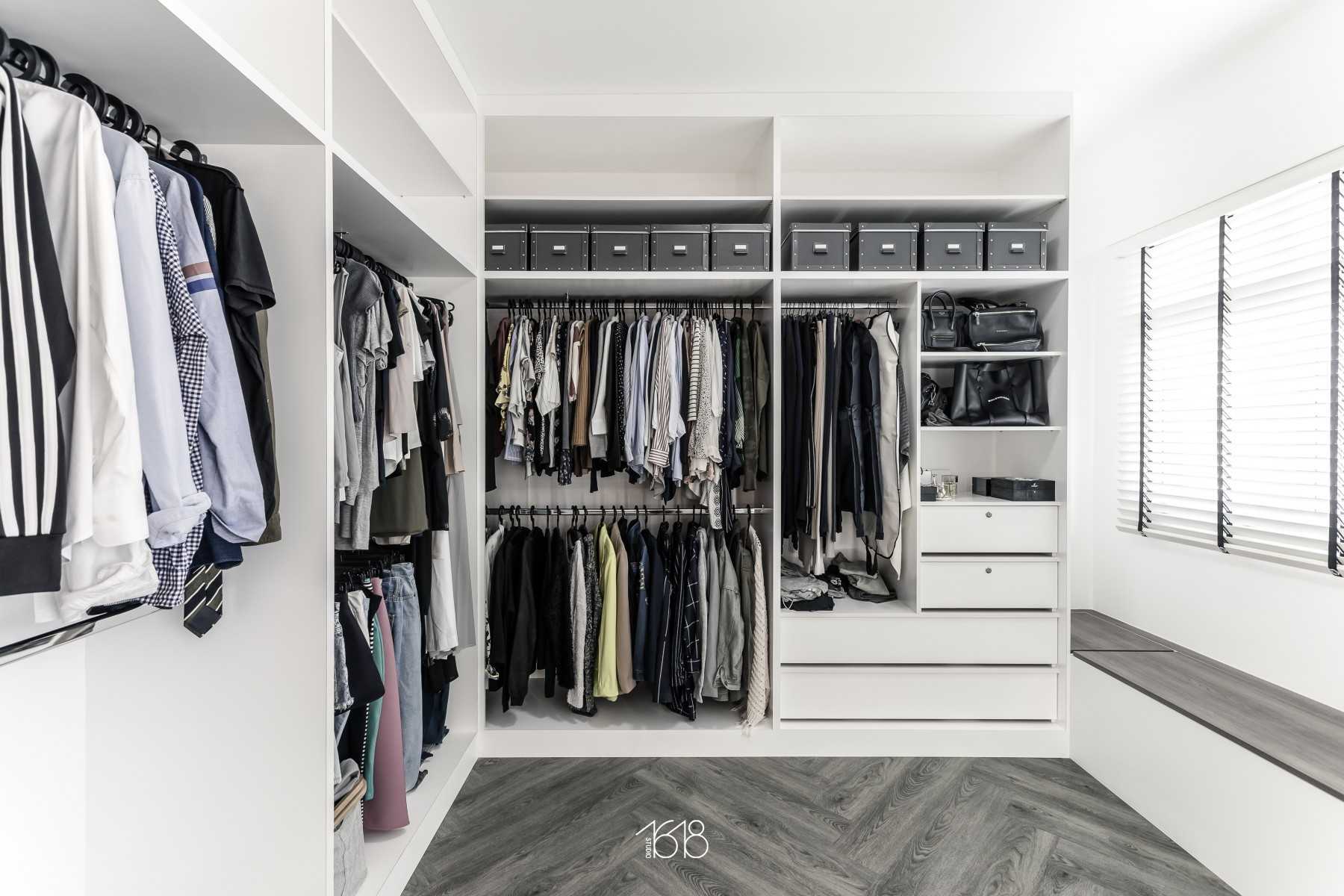 Minimalist Walk-in Wardrobe with Settee and Mirror