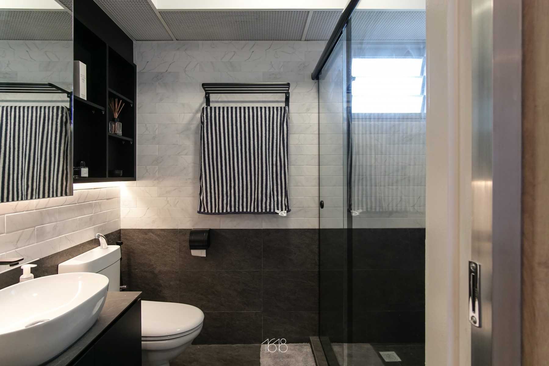 Scandinavian Bathroom with Countertop and Homogeneous Tiles