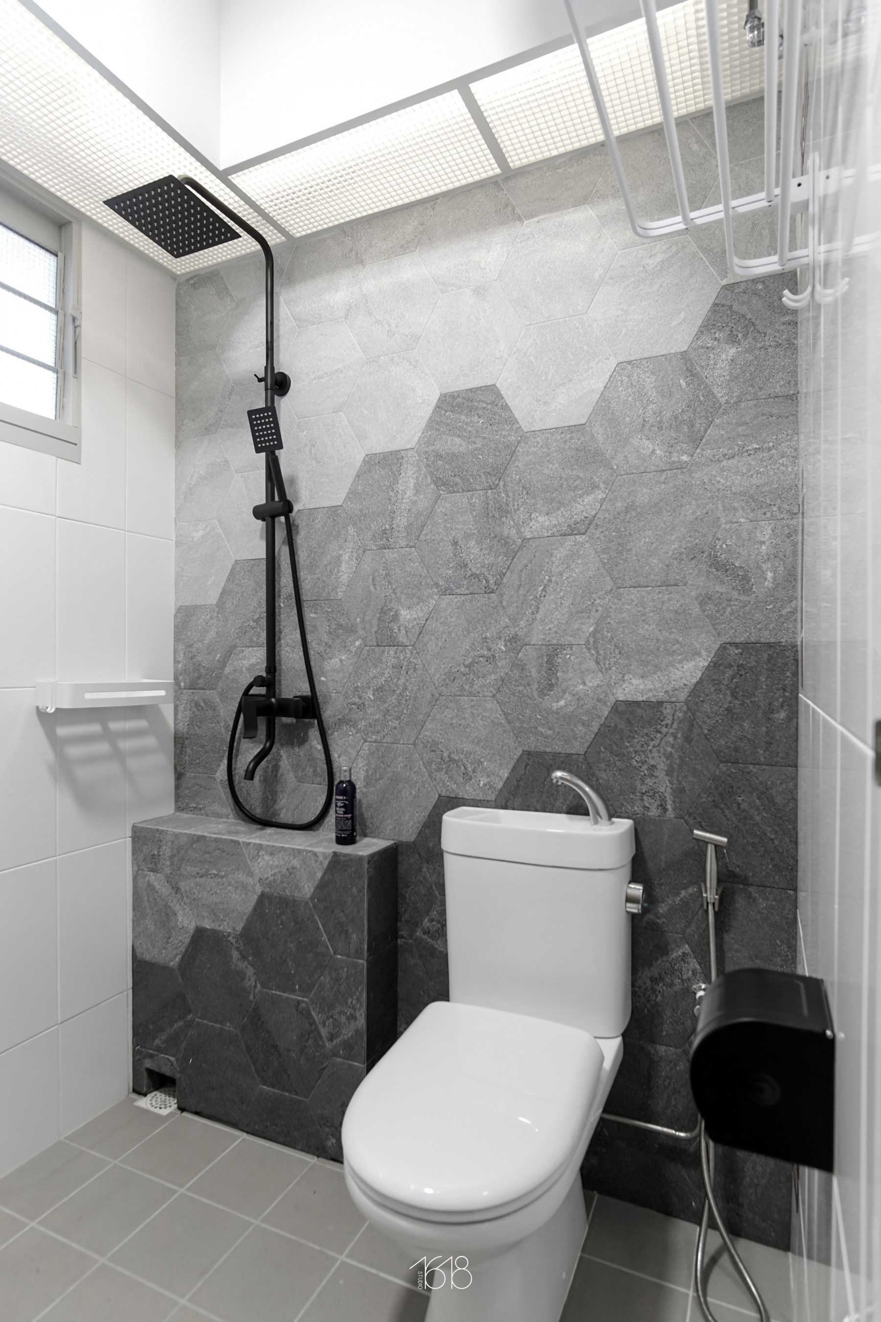 Scandinavian Bathroom with Homogeneous Tiles and Cove Lighting