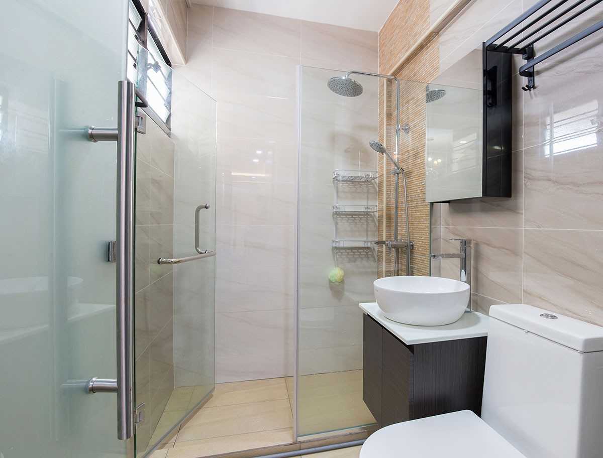 Modern Bathroom with Homogeneous Tiles and Mirror