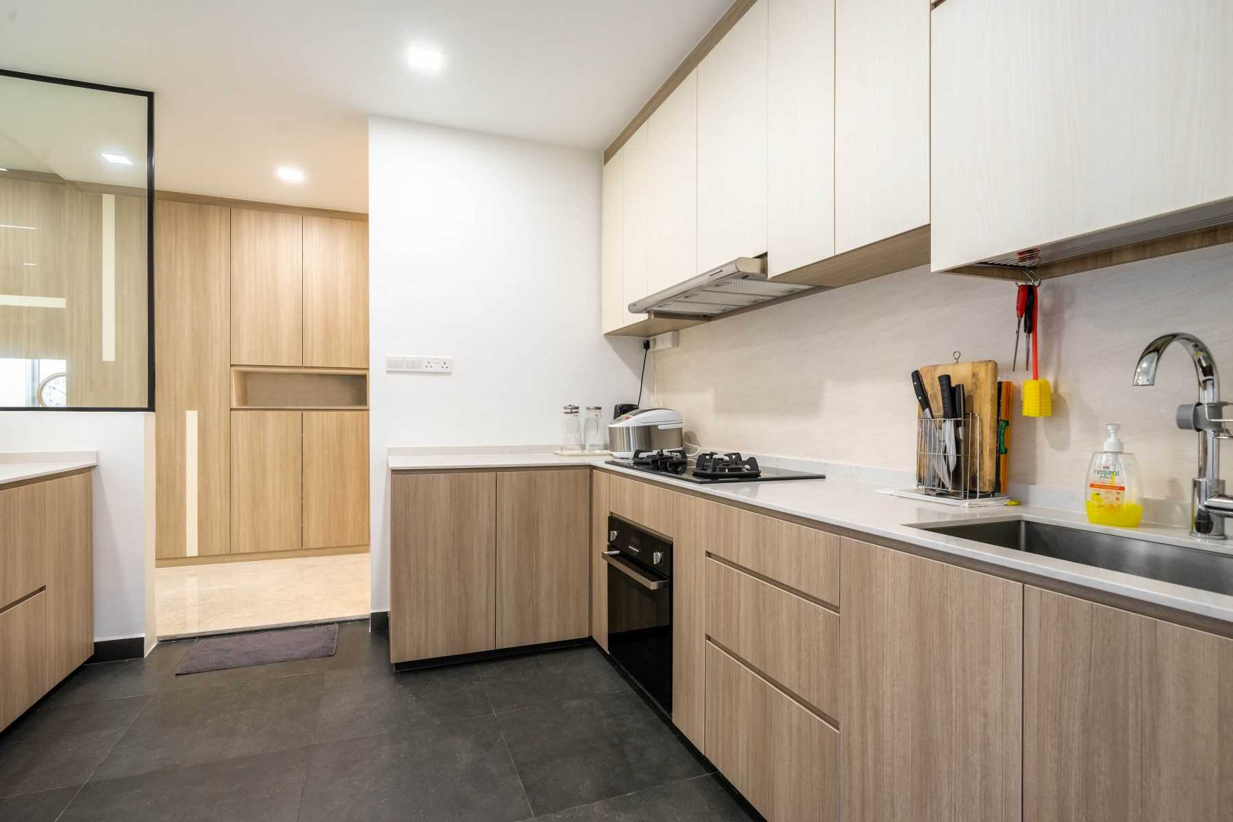 Contemporary Kitchen with Homogeneous Tiles and Breakfast Counter
