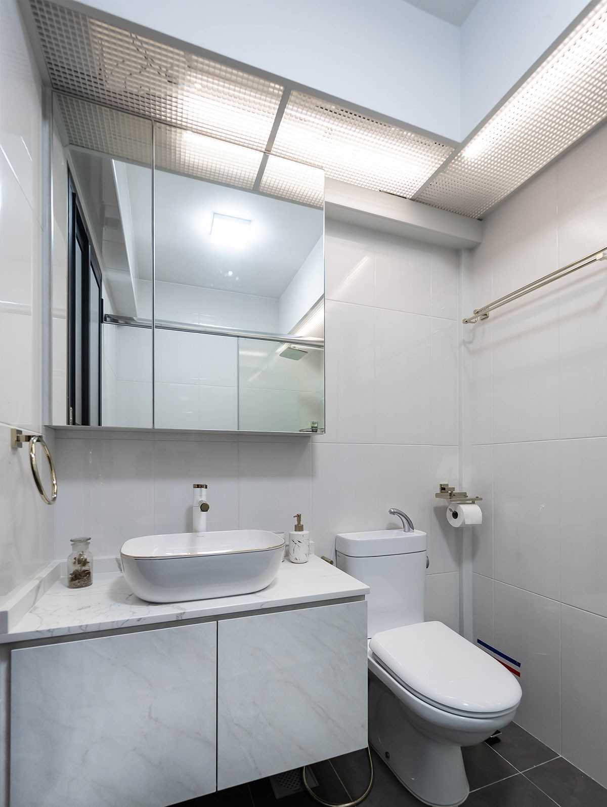 Modern Bathroom with Countertop and Mirror