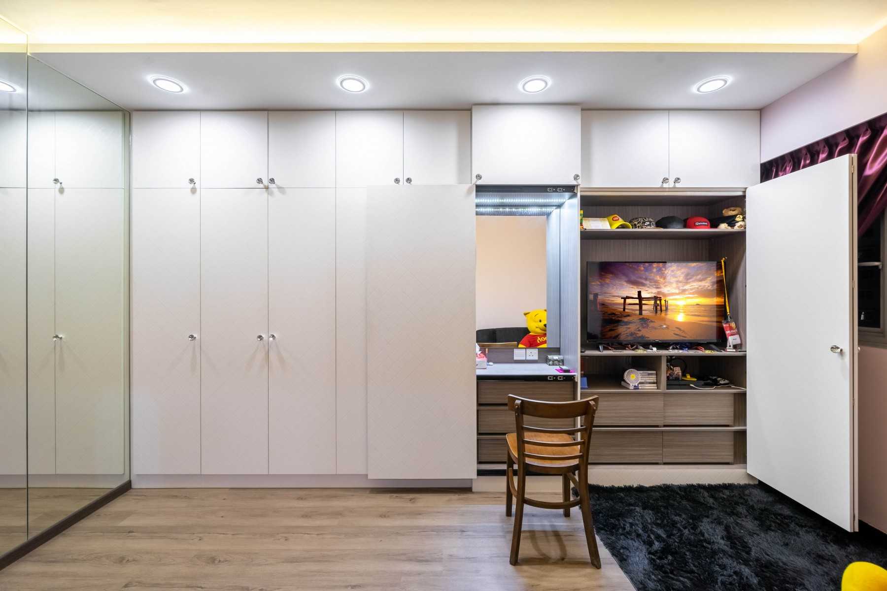 Modern Walk-in Wardrobe with Mirror and Wardrobe