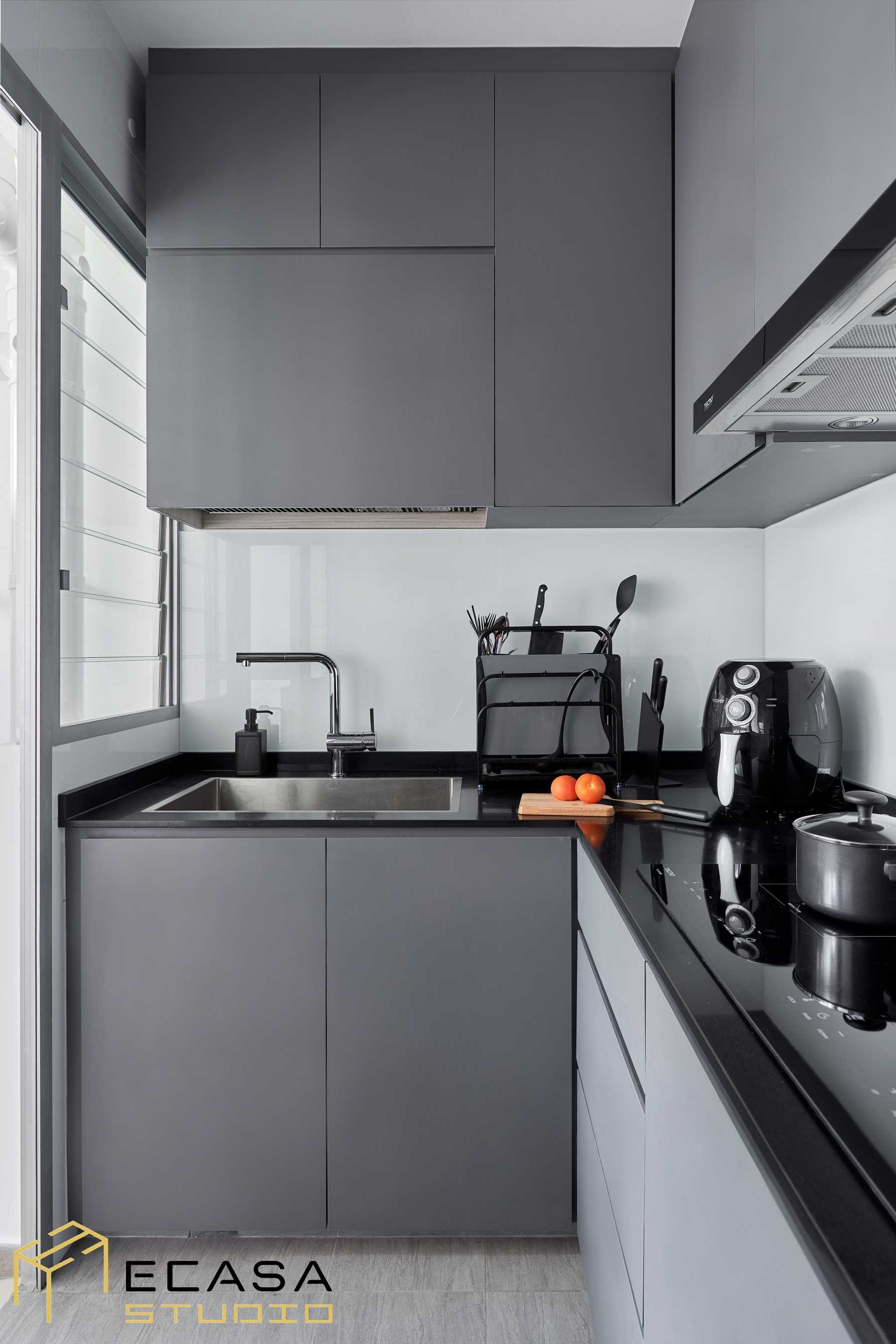 Contemporary Kitchen with Open Kitchen and Kitchen Accessories