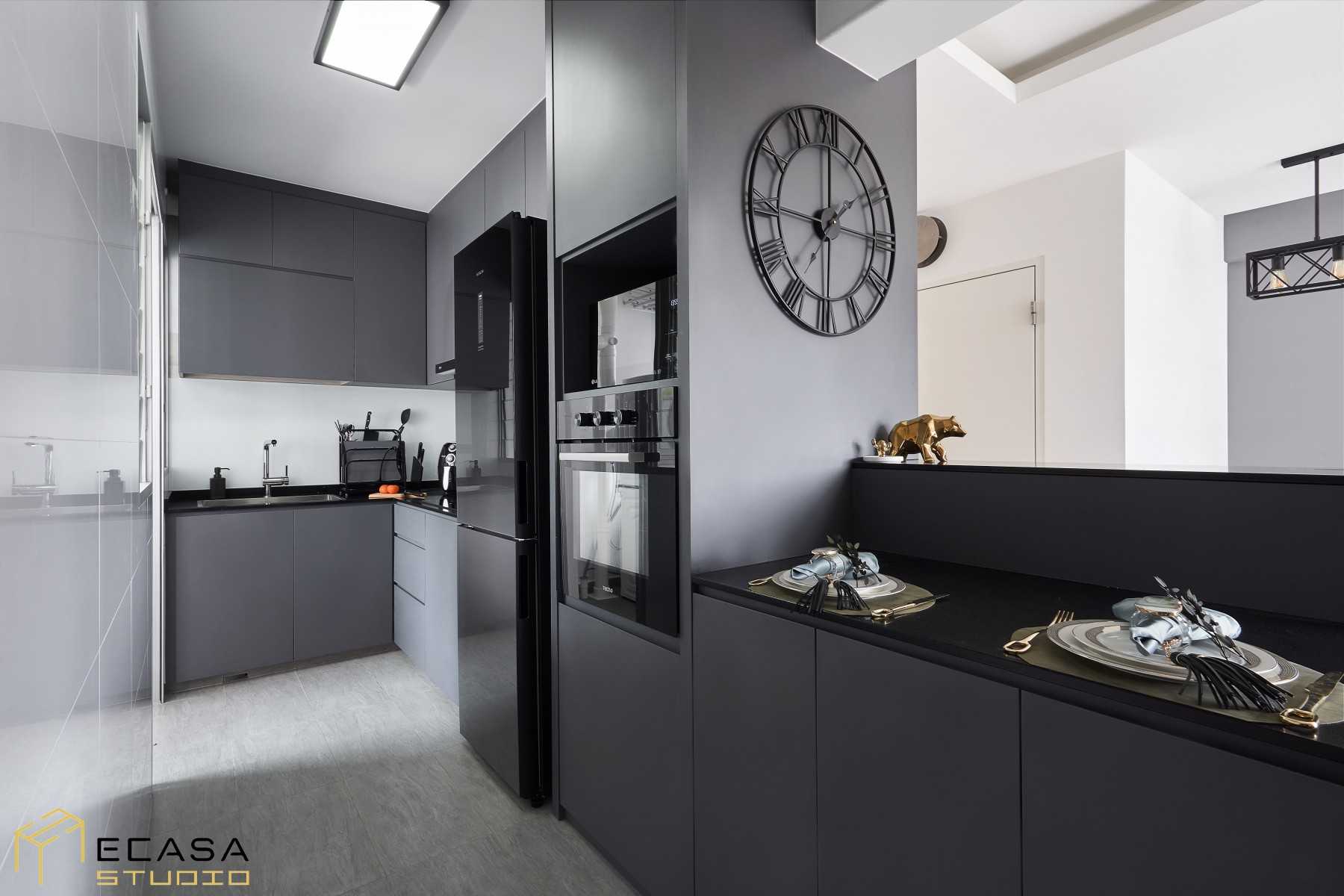 Contemporary Kitchen with Open Kitchen and Breakfast Counter