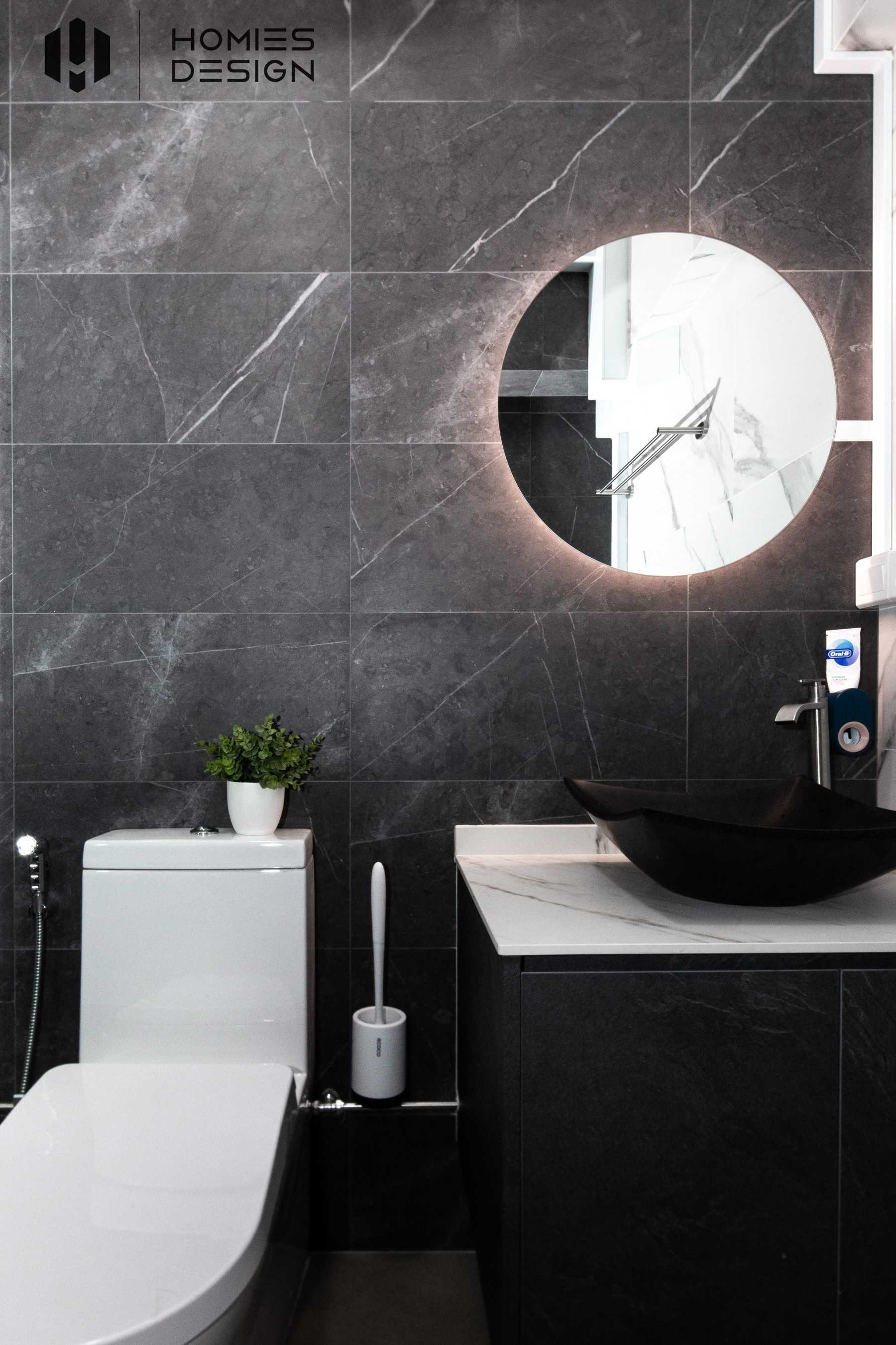 Modern Bathroom with Countertop and Homogeneous Tiles