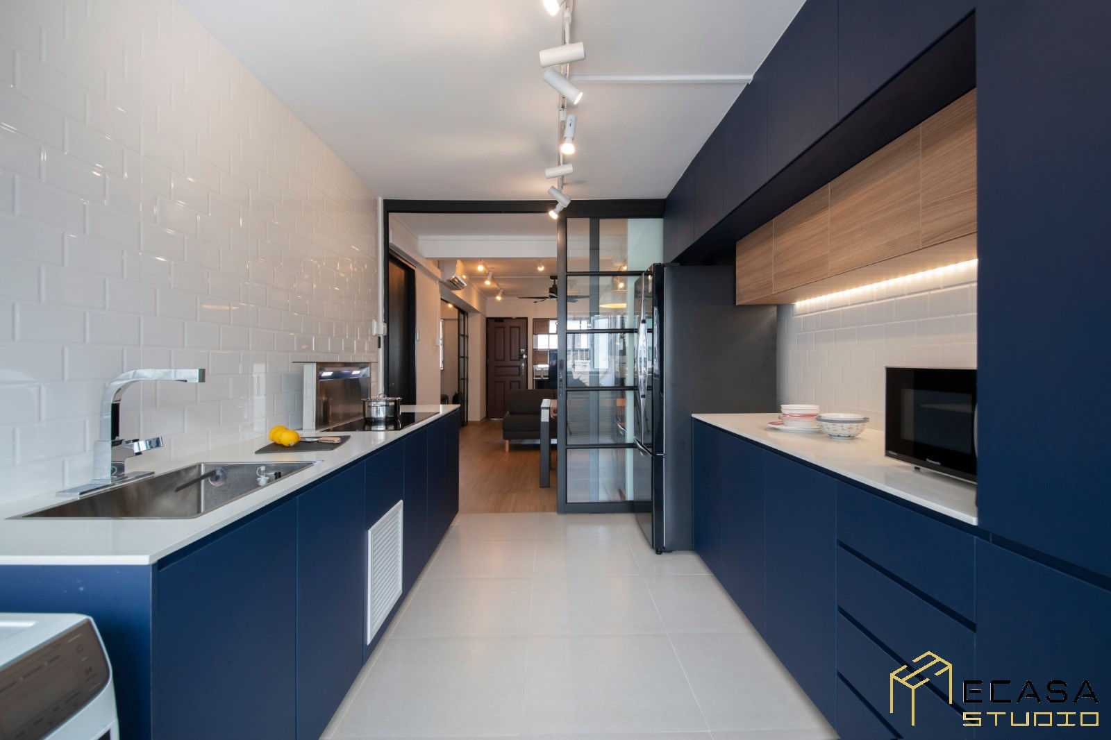 Modern Kitchen with Countertop and Mosaic