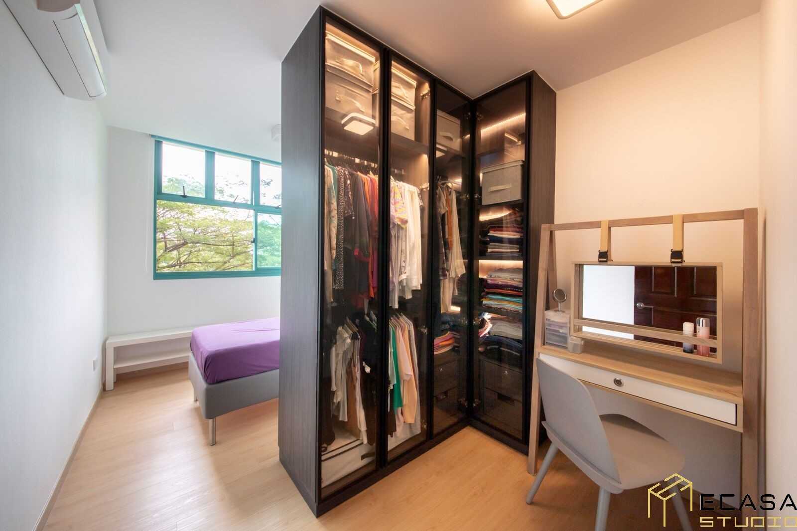 Scandinavian Walk-in Wardrobe with Mirror and Wardrobe