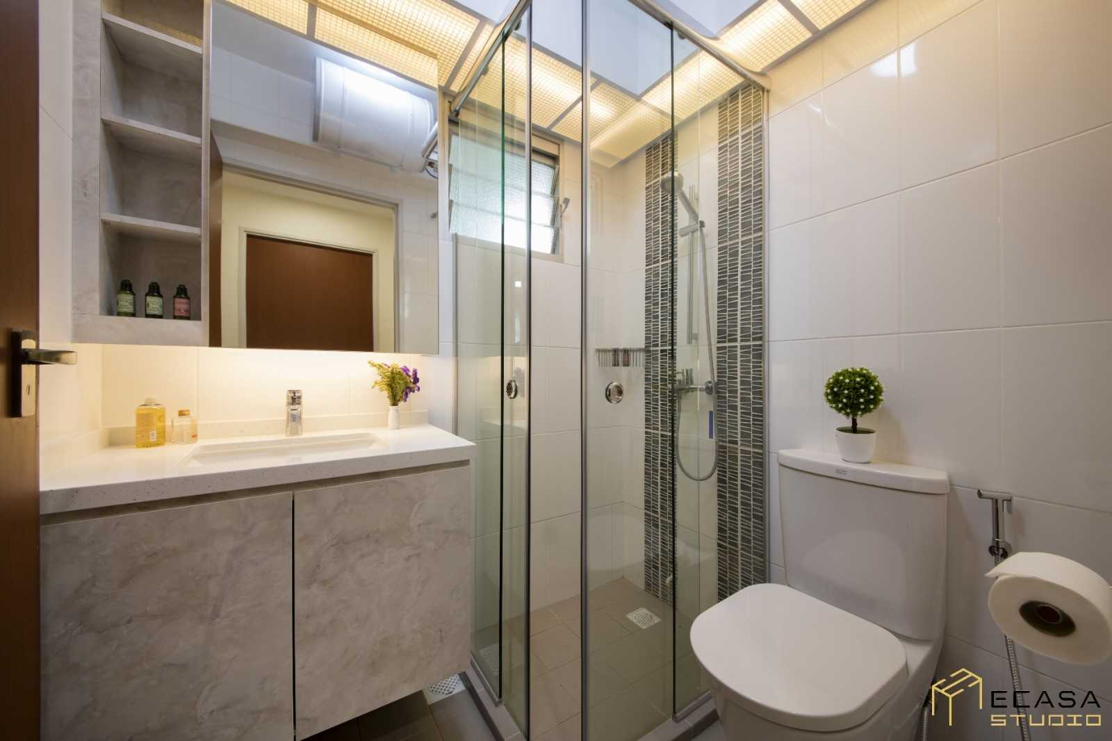 Modern Bathroom with Mirror and Bathroom Accessories