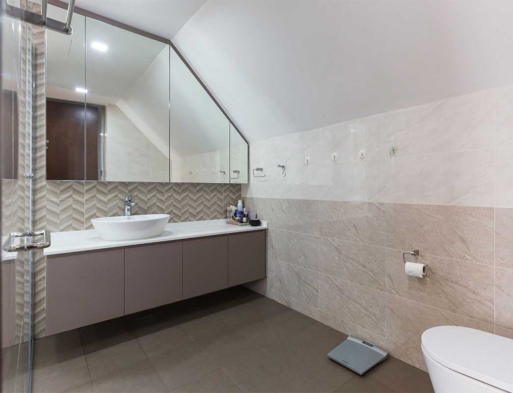 Modern Bathroom with Countertop and Mirror