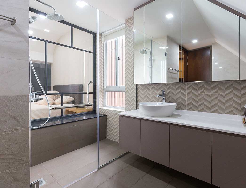 Modern Bathroom with Countertop and Rainshower