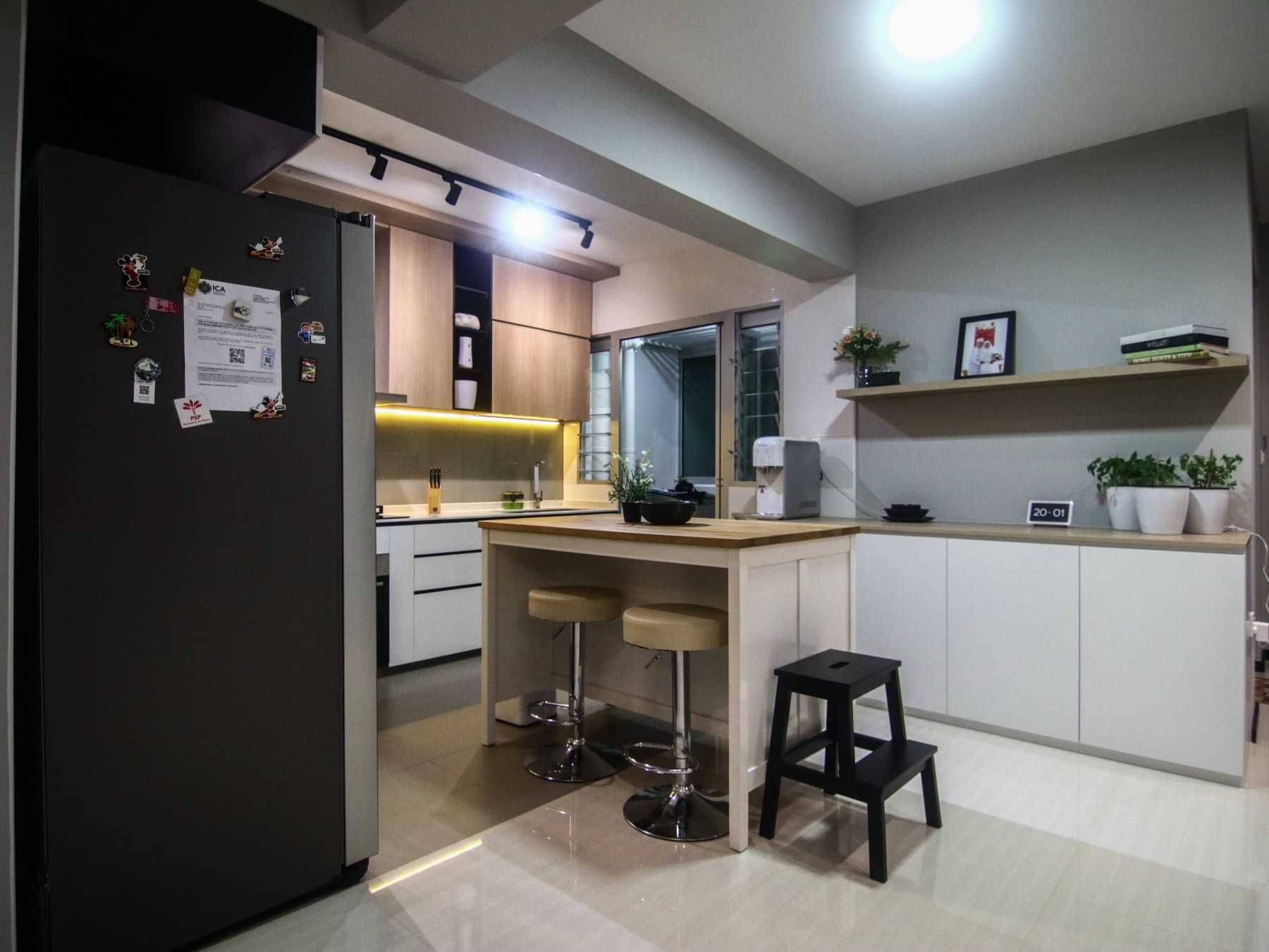Contemporary Kitchen with Countertop and Kitchen Island