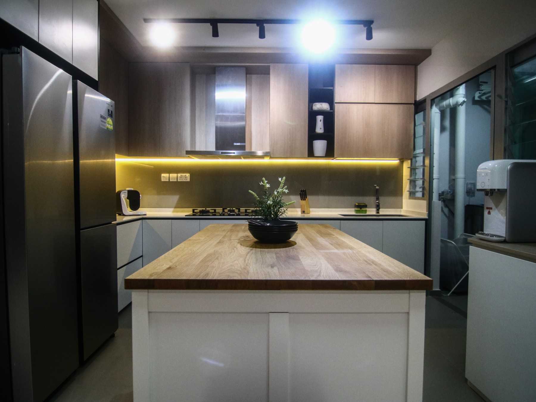 Contemporary Kitchen with Countertop and Kitchen Island
