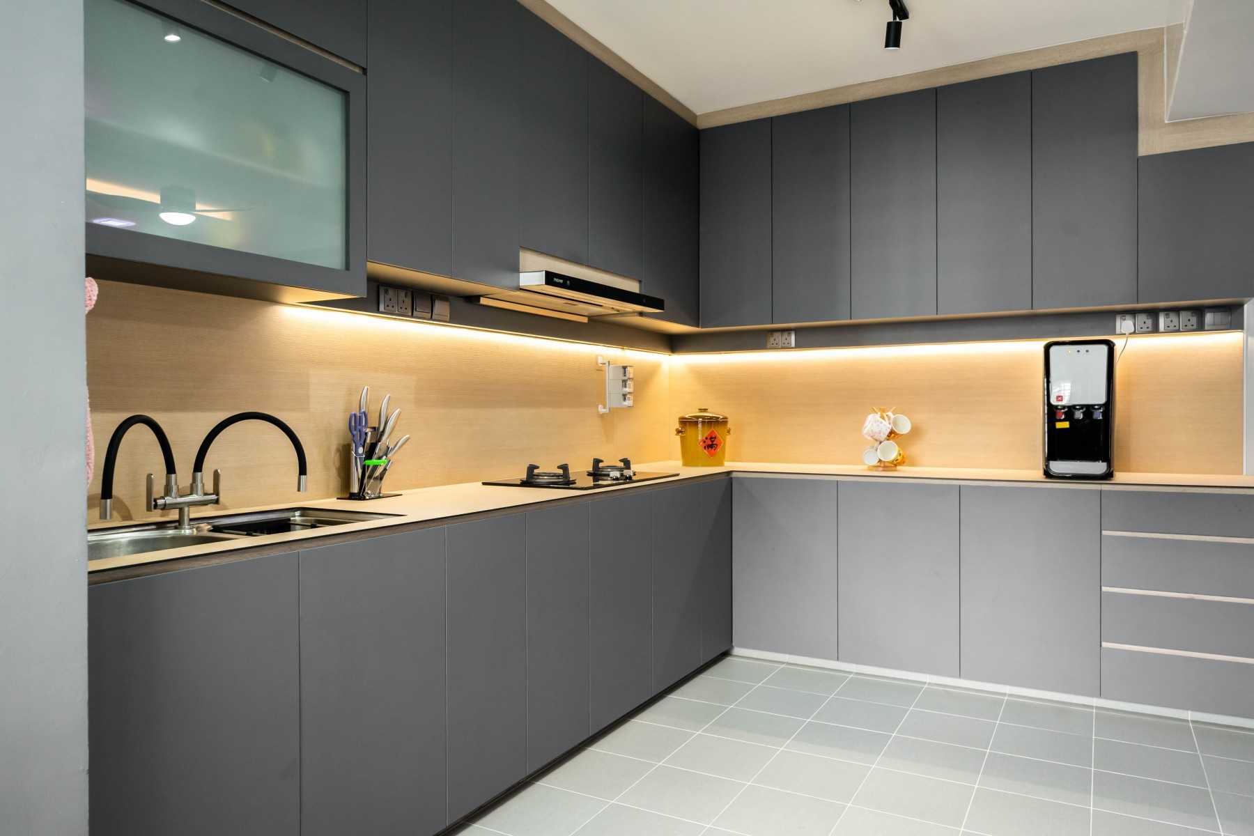Contemporary Kitchen with Homogeneous Tiles and Kitchen Island